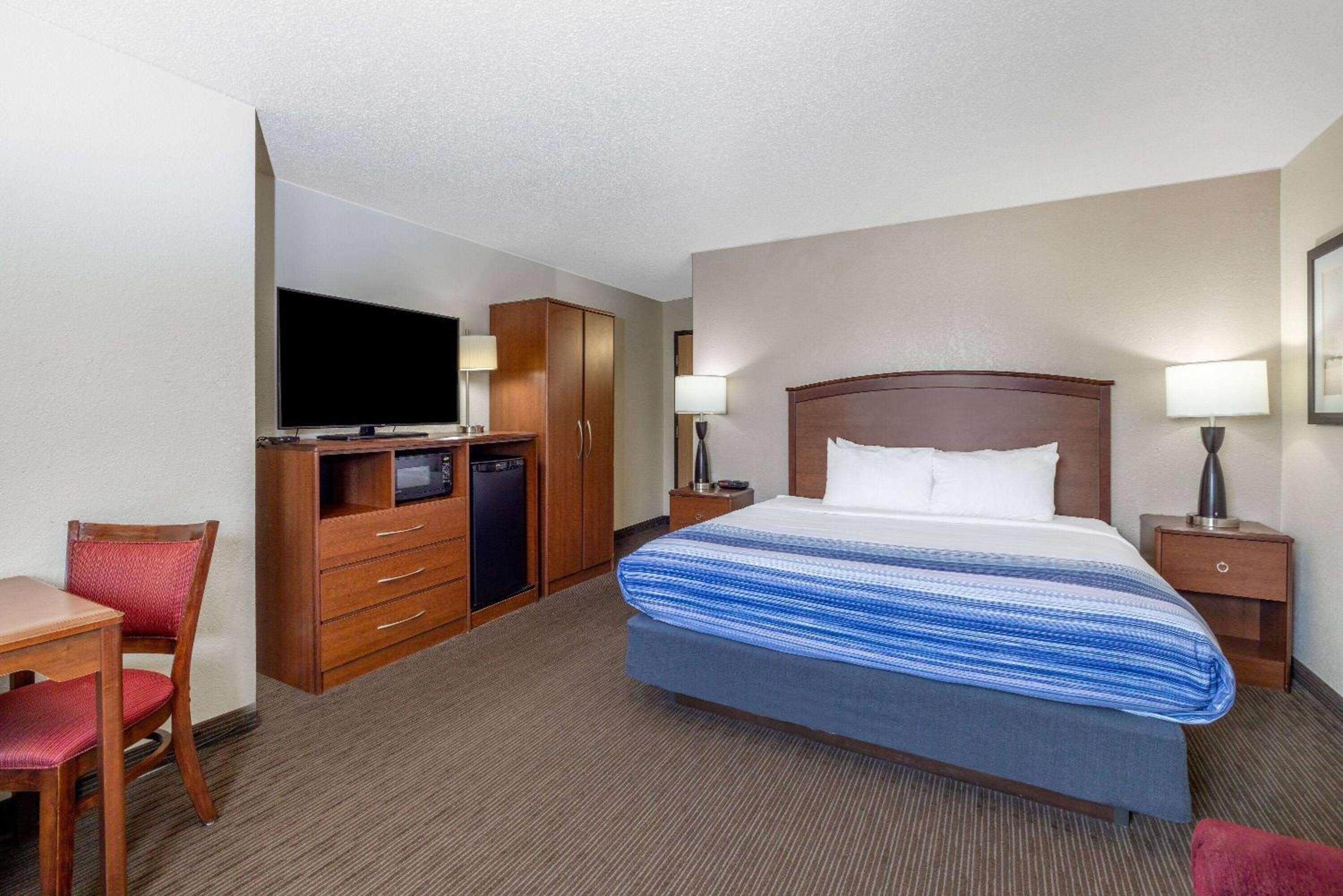 King Room - Non-Smoking - Photo 6