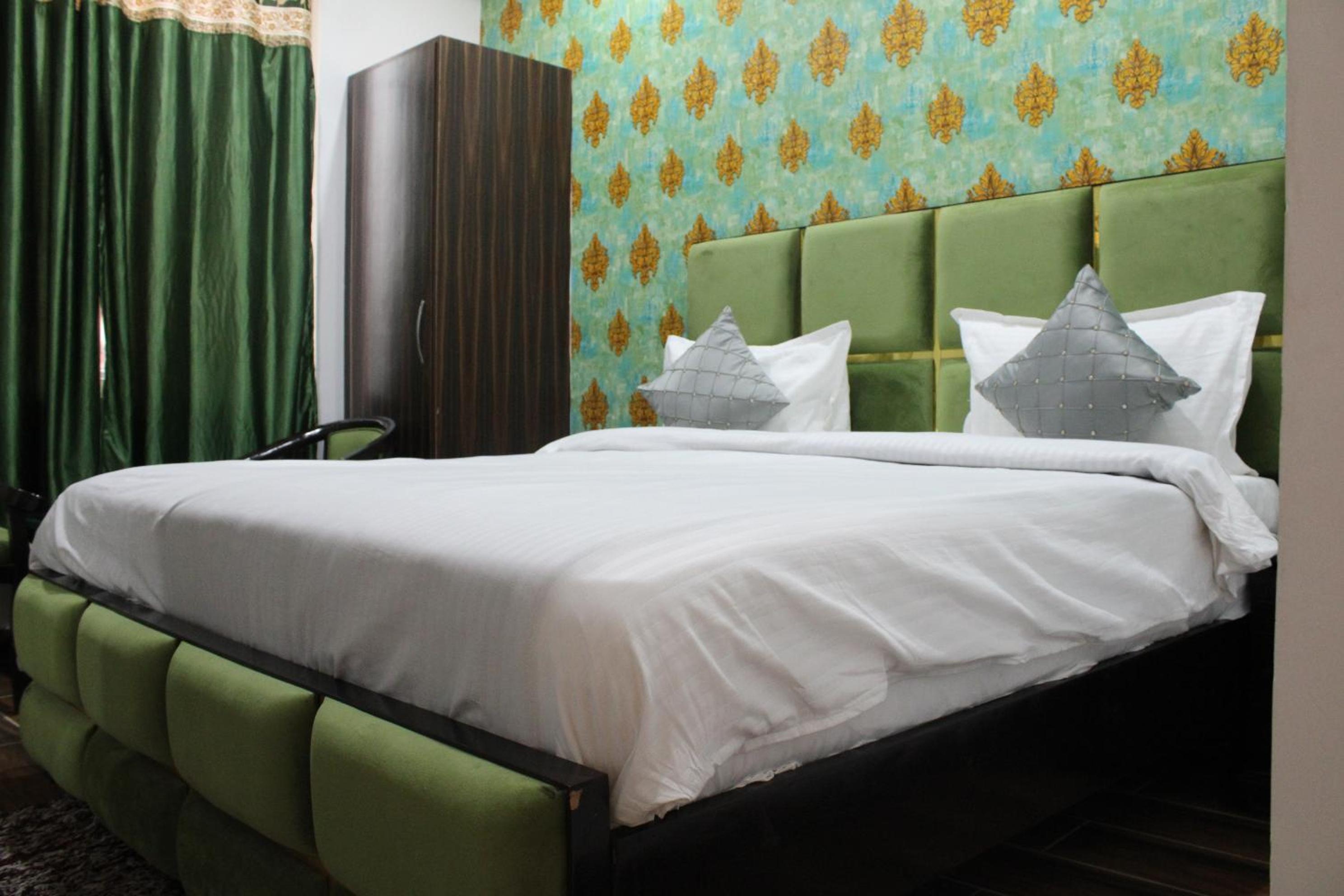 Deluxe King Room - Photo 1