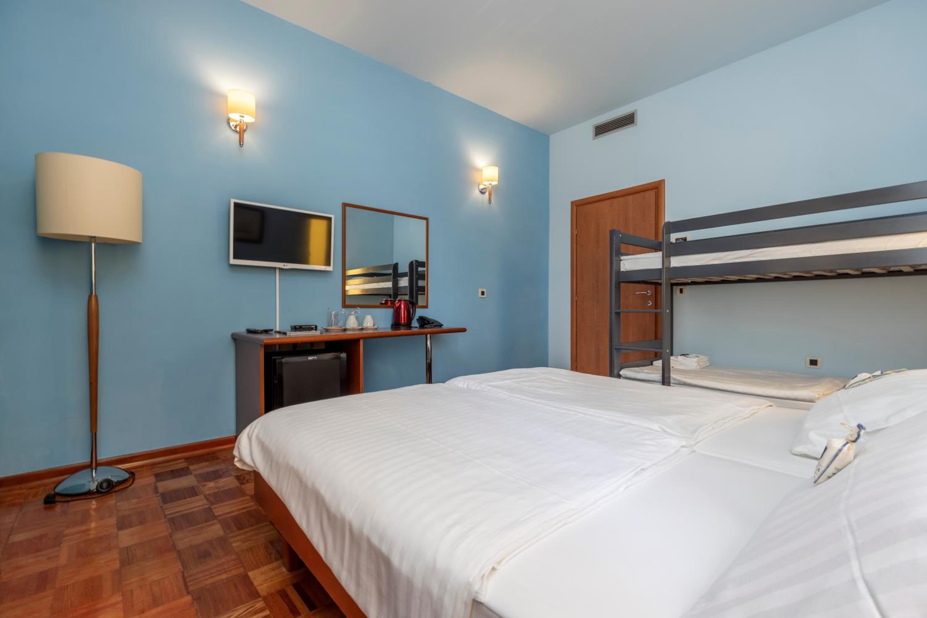 Quadruple Room - Photo 4