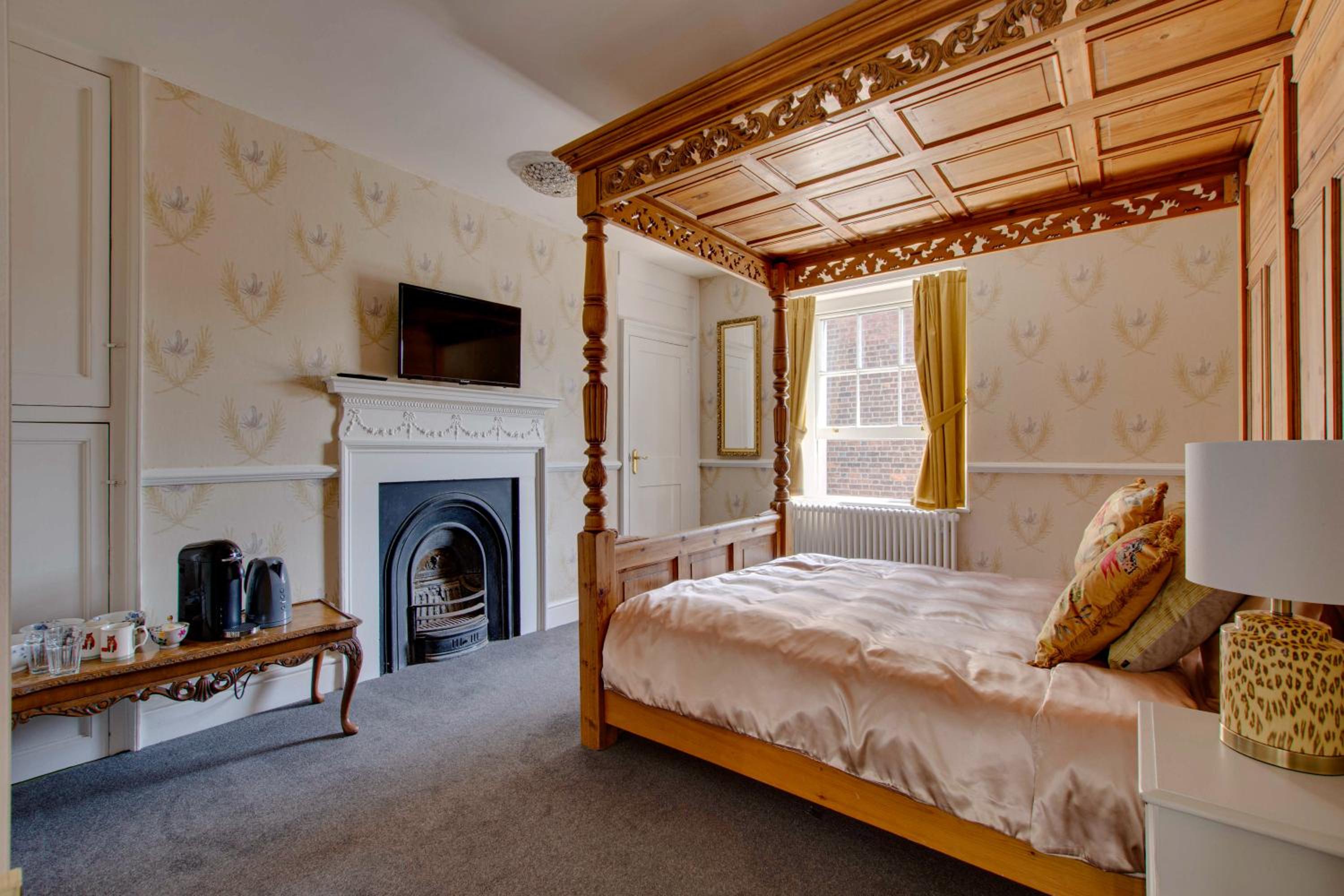 Deluxe King Room - Photo 11