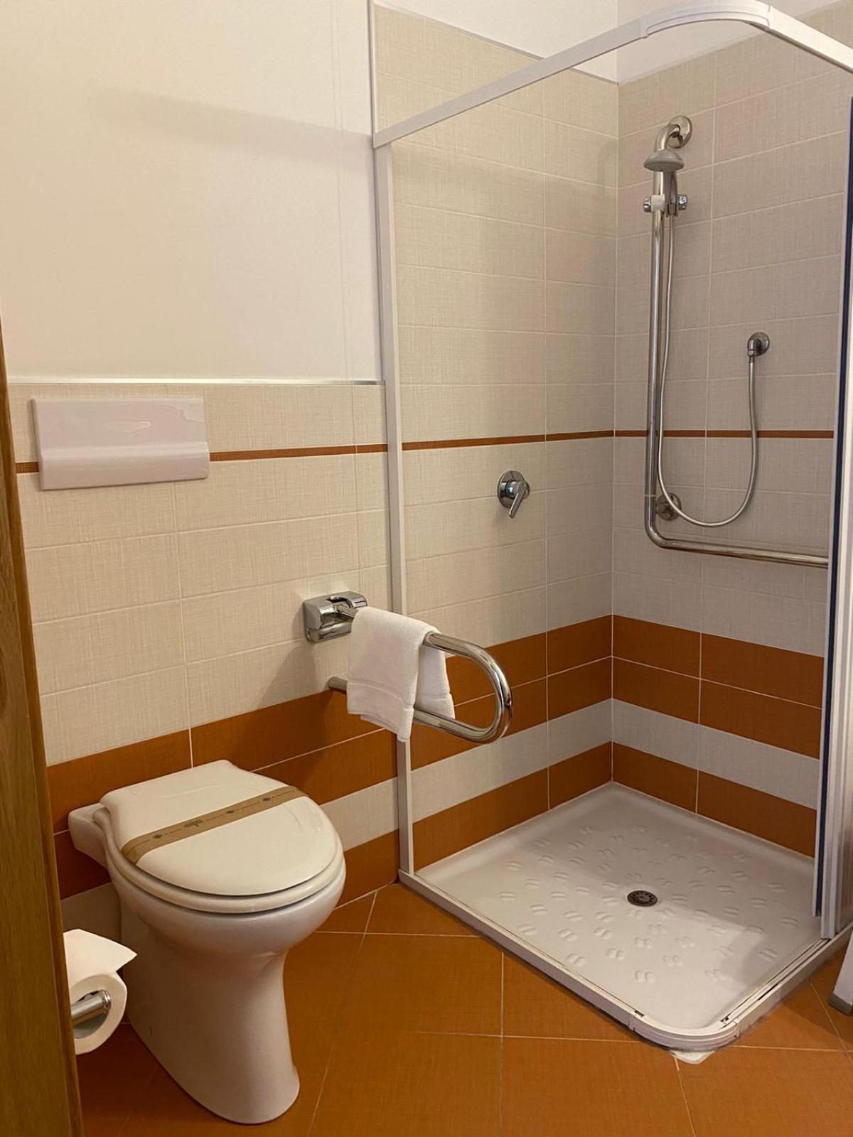 Double Room - Disability Access - Photo 5