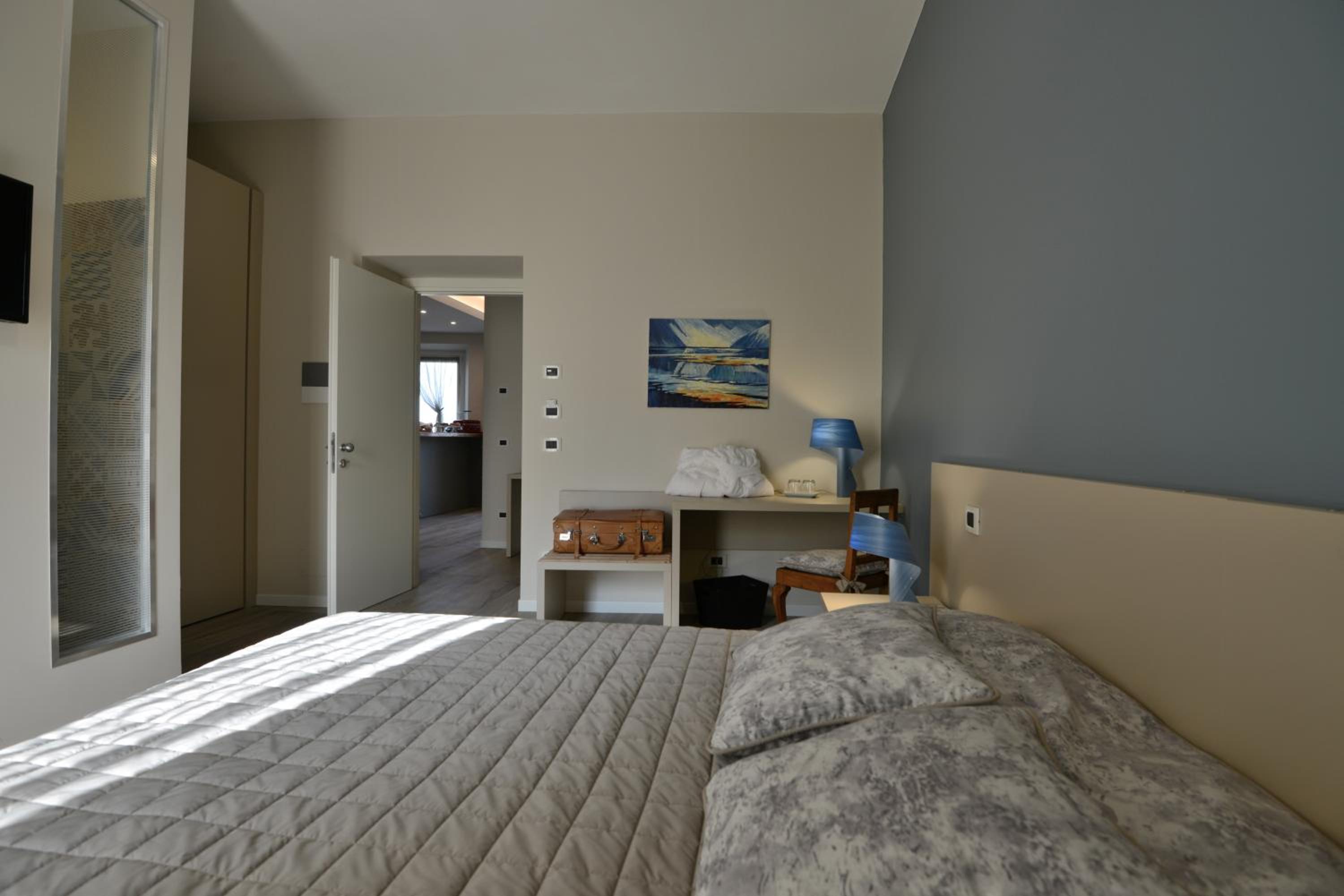 Double or Twin Room with Balcony - Photo 9