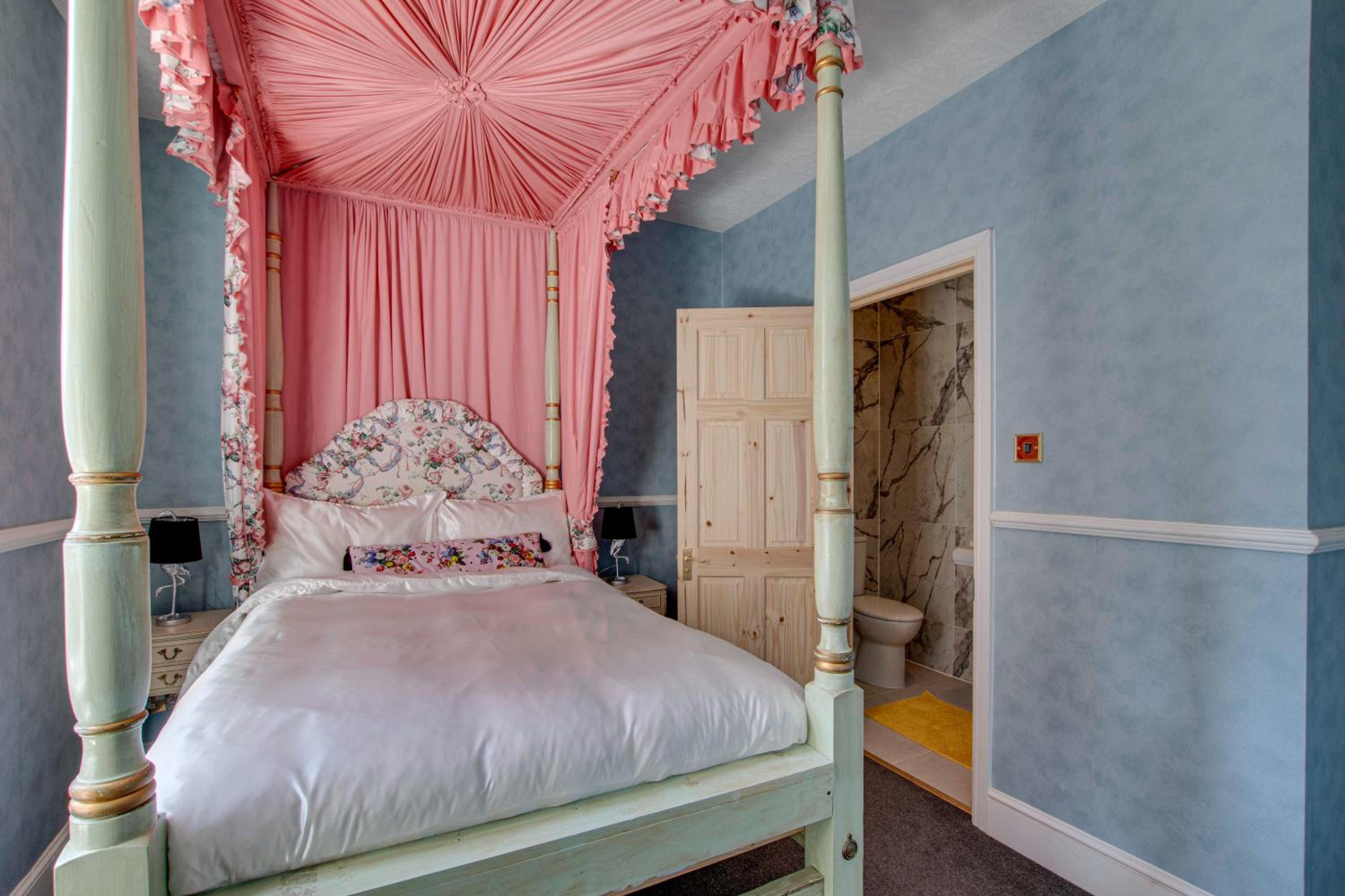 Double Room with Private Bathroom - Photo 48