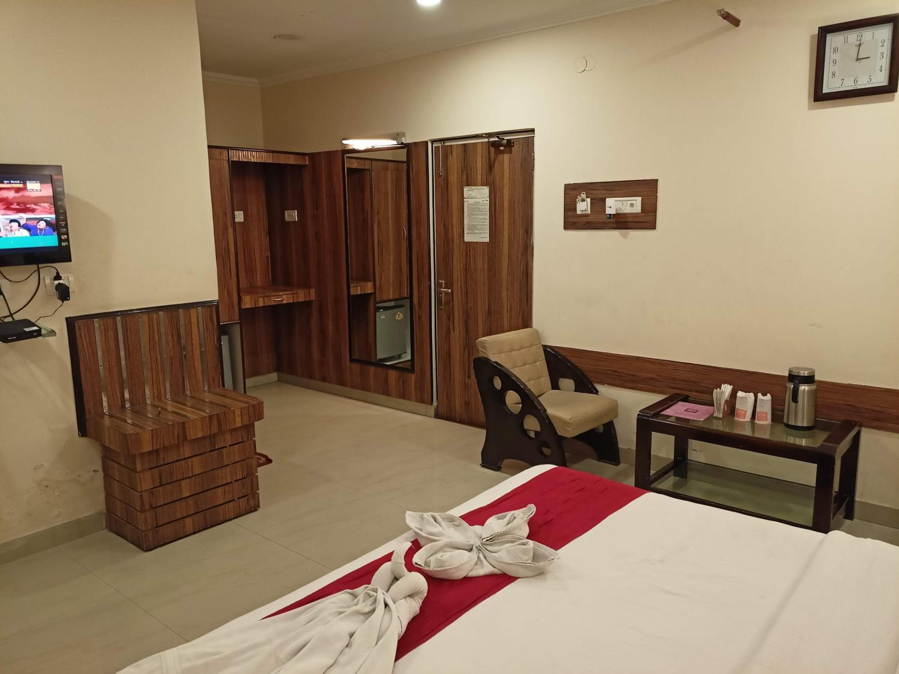 Deluxe Room - Photo 13
