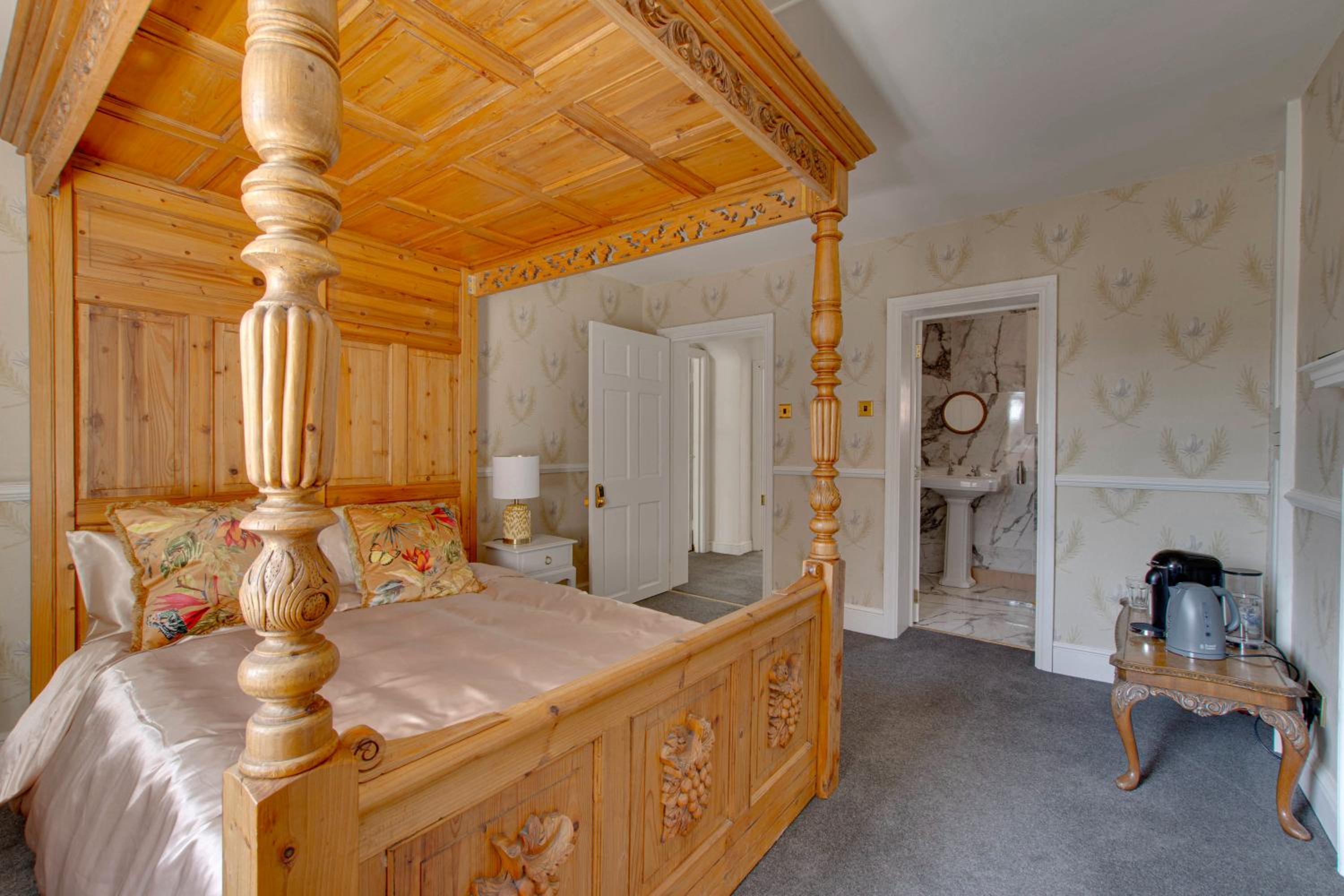 Deluxe King Room - Photo 13