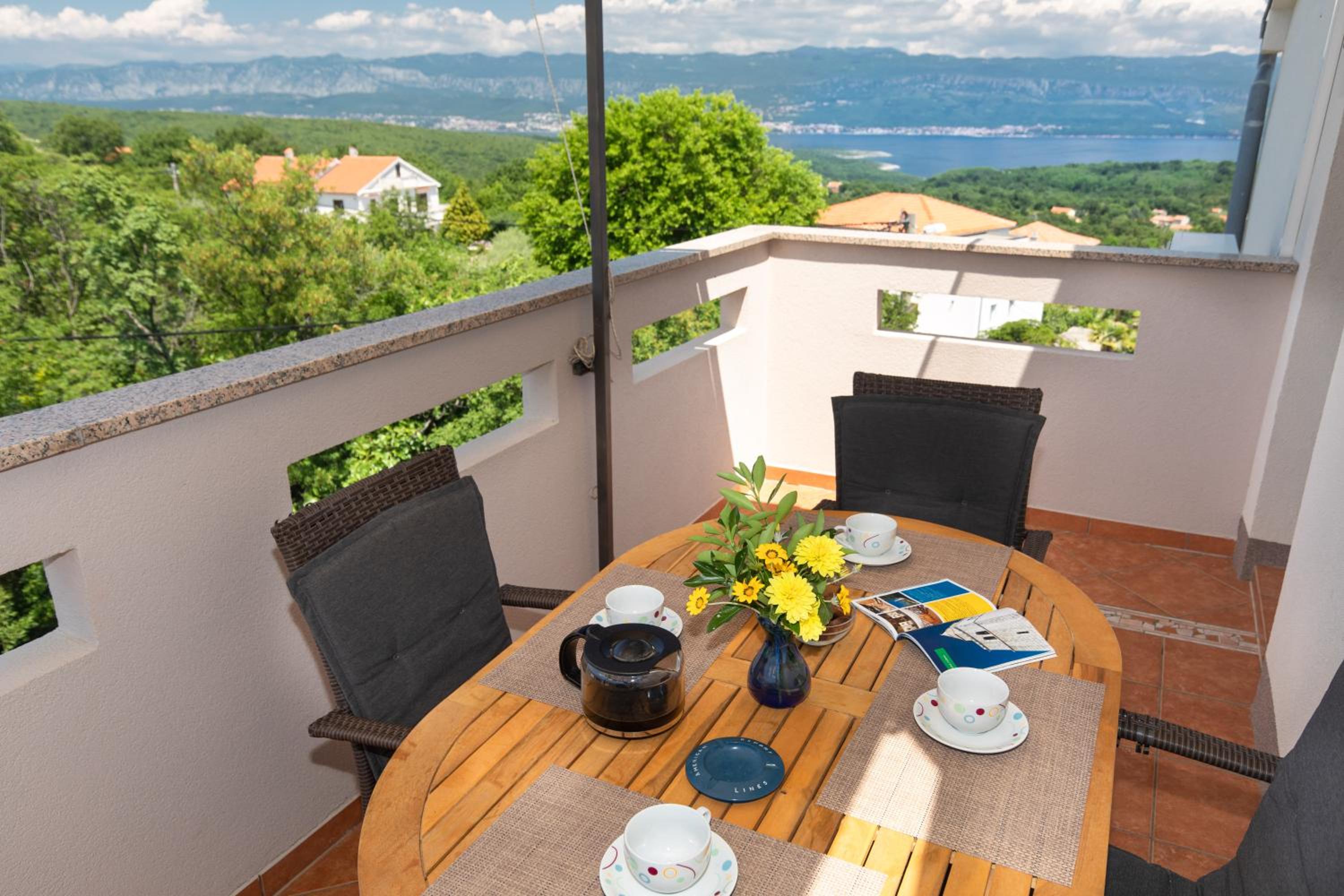 Apartment with Balcony photo 2