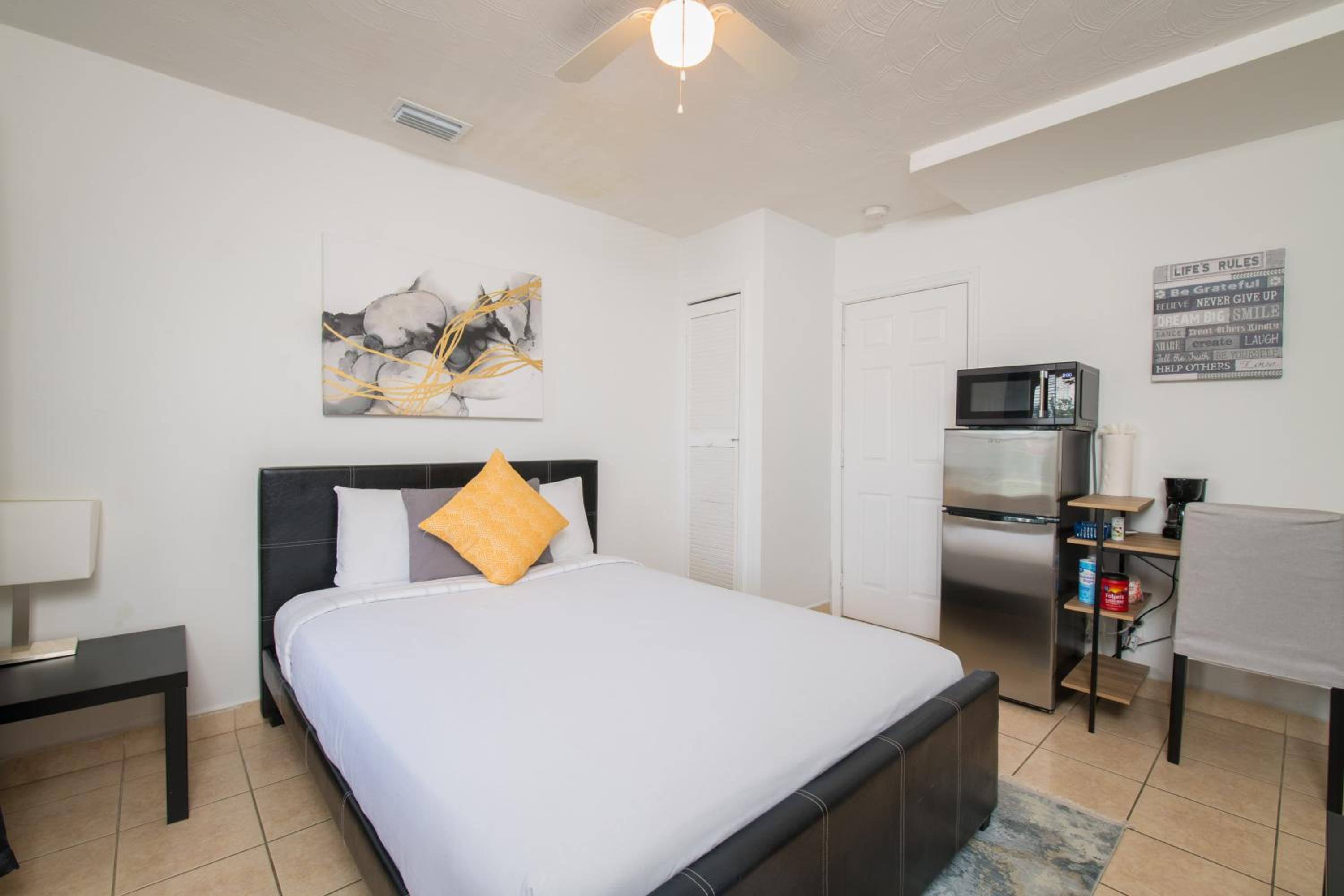 Studio Apartment - Photo 2