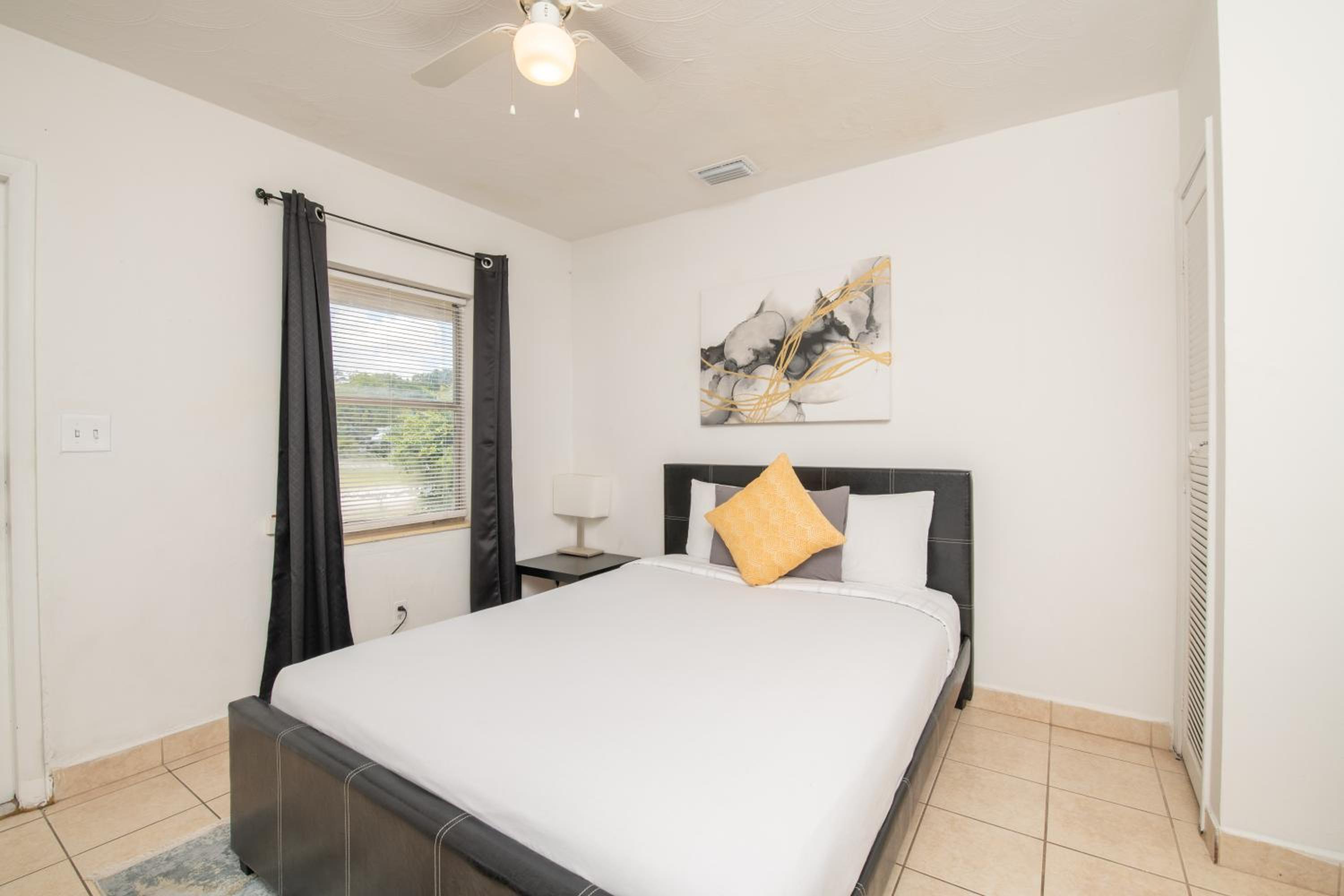 Studio Apartment - Photo 1