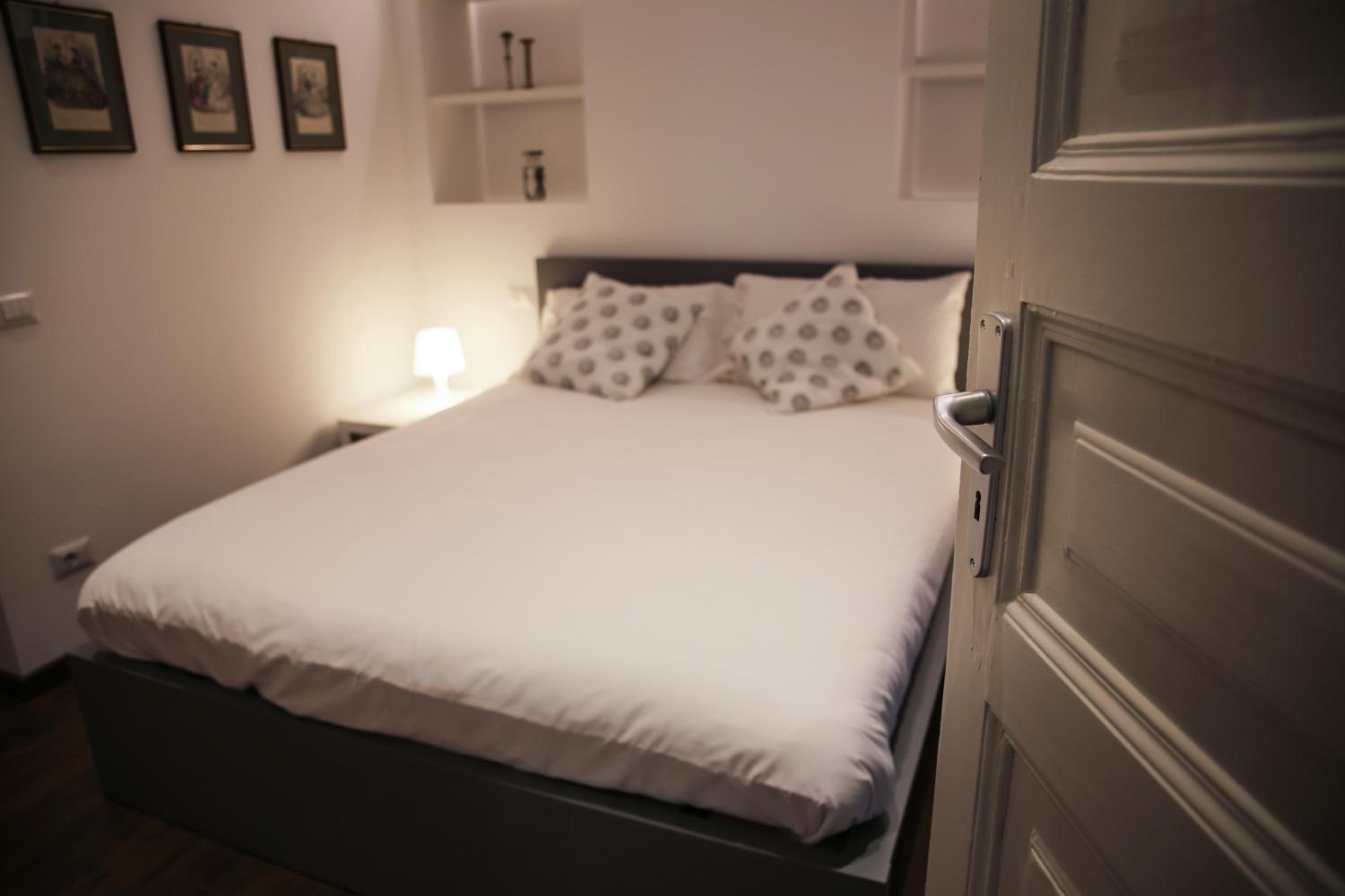 One-Bedroom Apartment photo 1