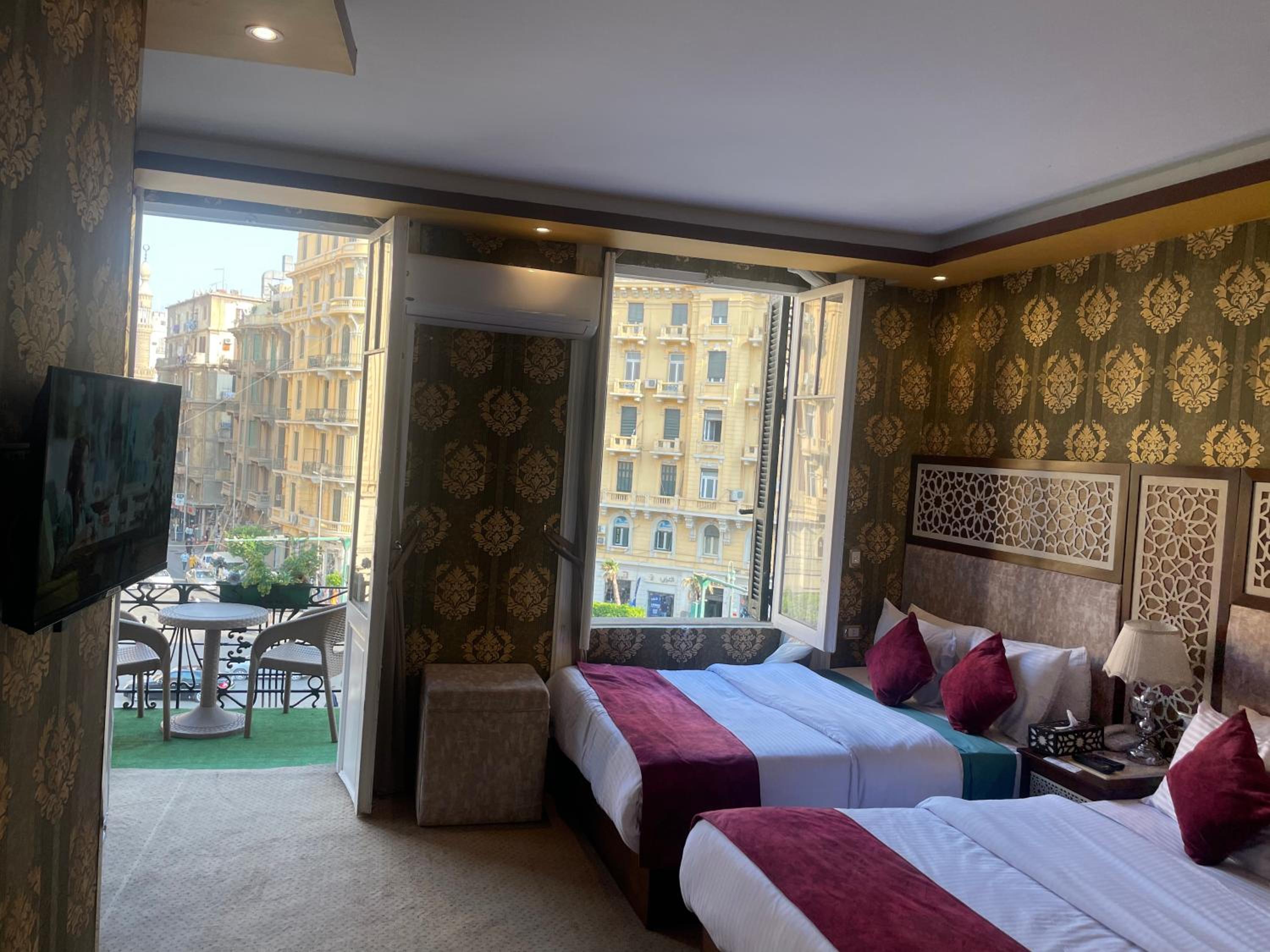 Deluxe Triple Room thumbnail 5