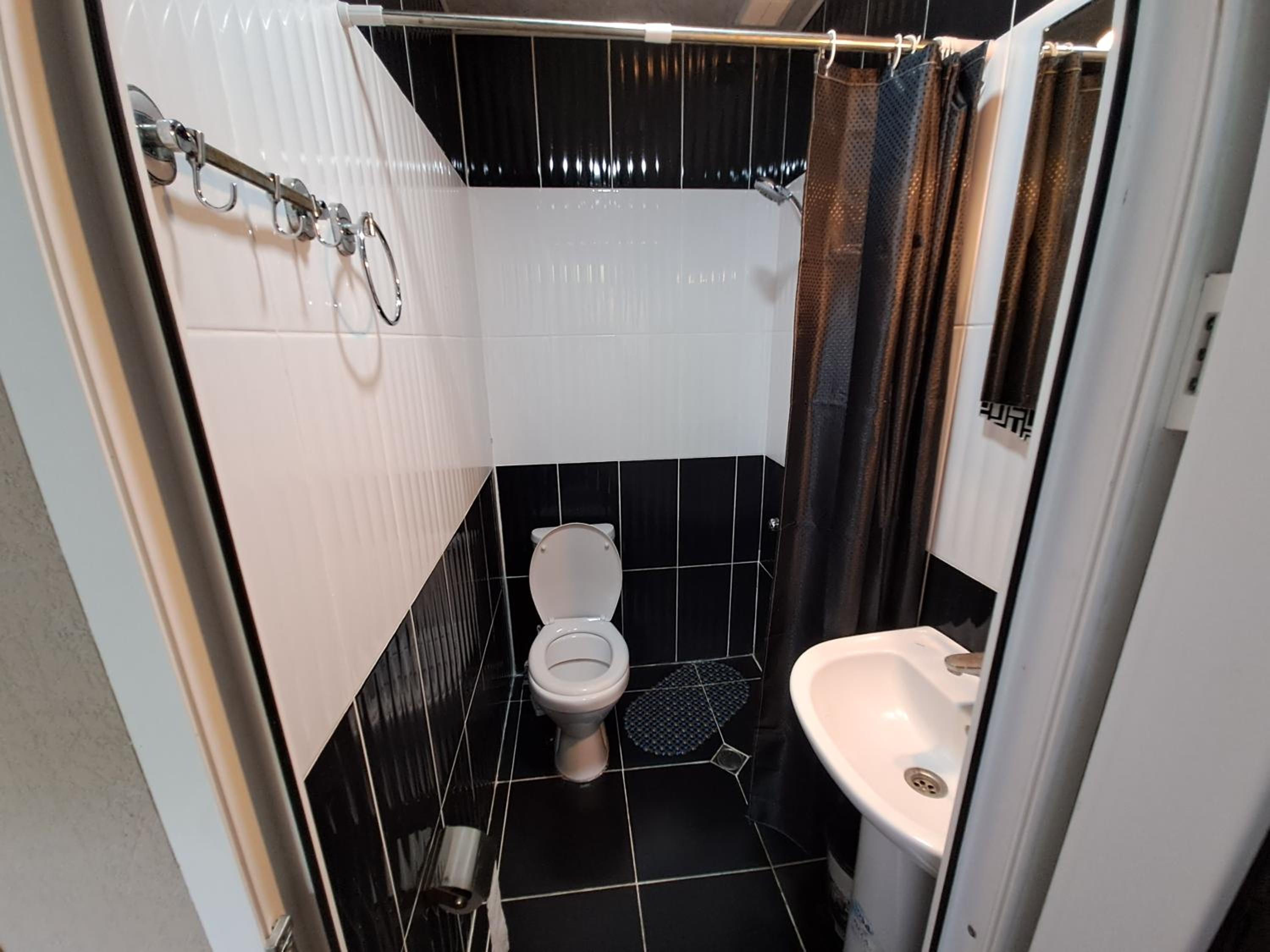 Double Room with Private Bathroom - Photo 10