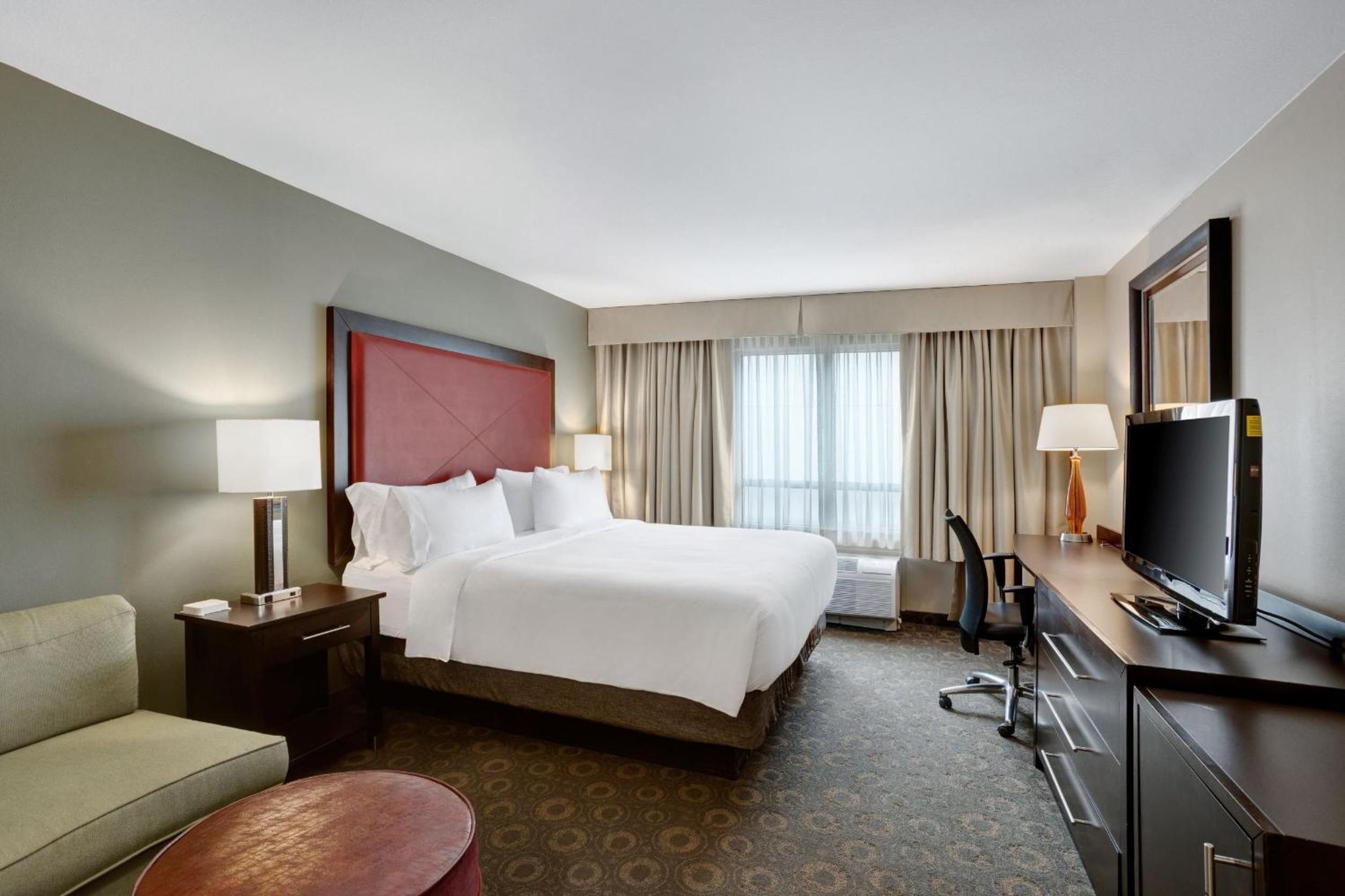 Standard King Room - Photo 7