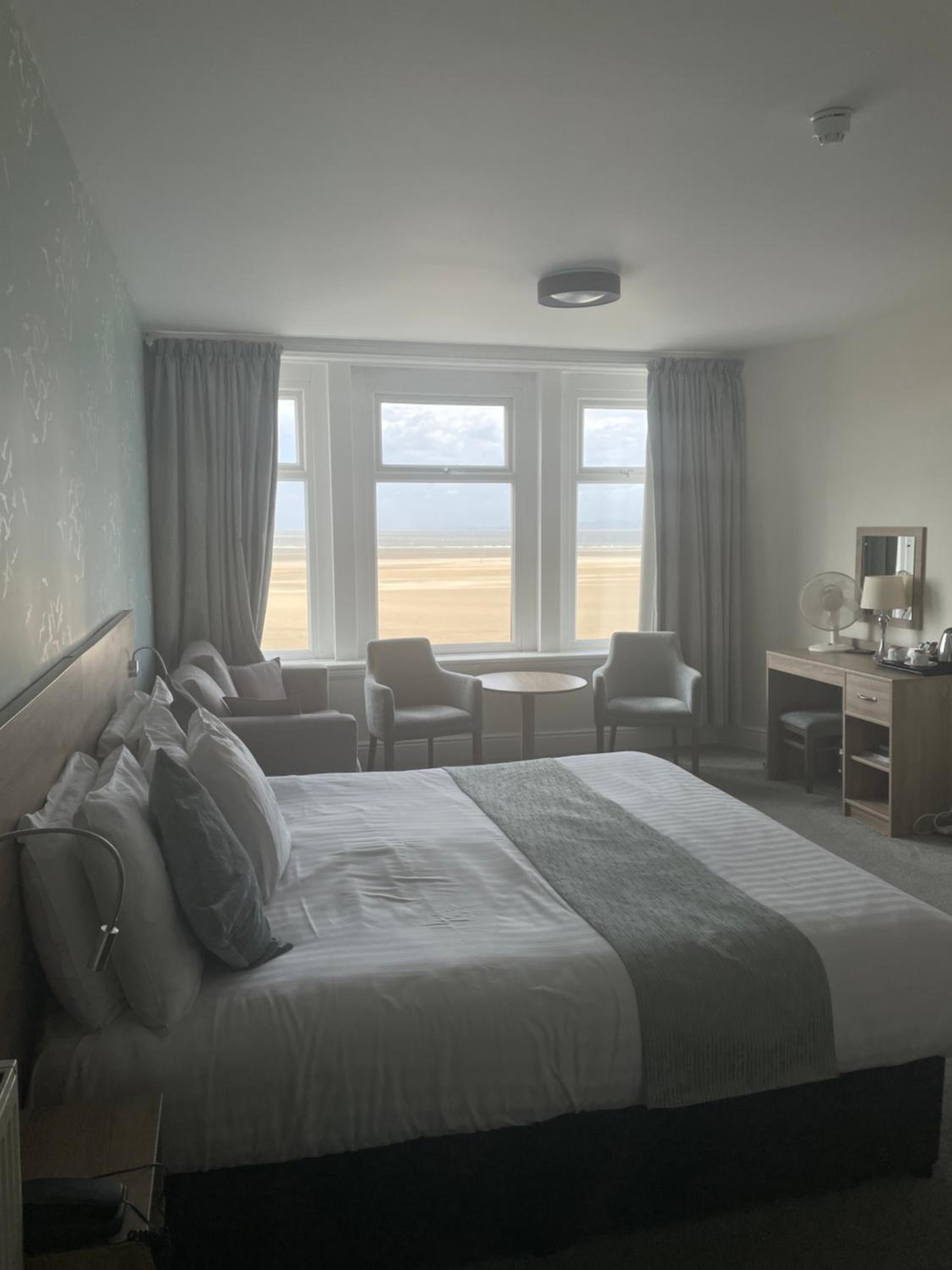Superior King Room - Photo 4