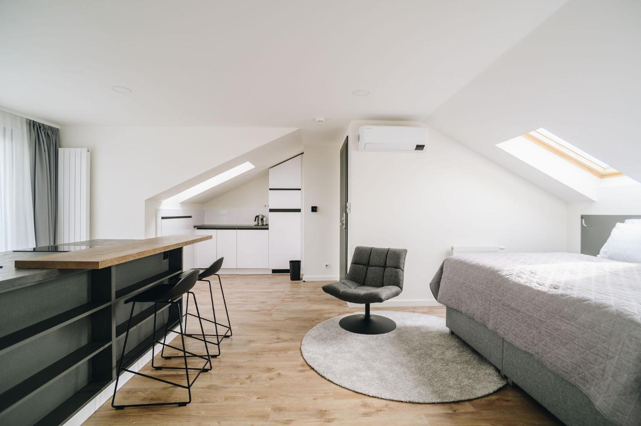 Apartment with Balcony - Photo 5