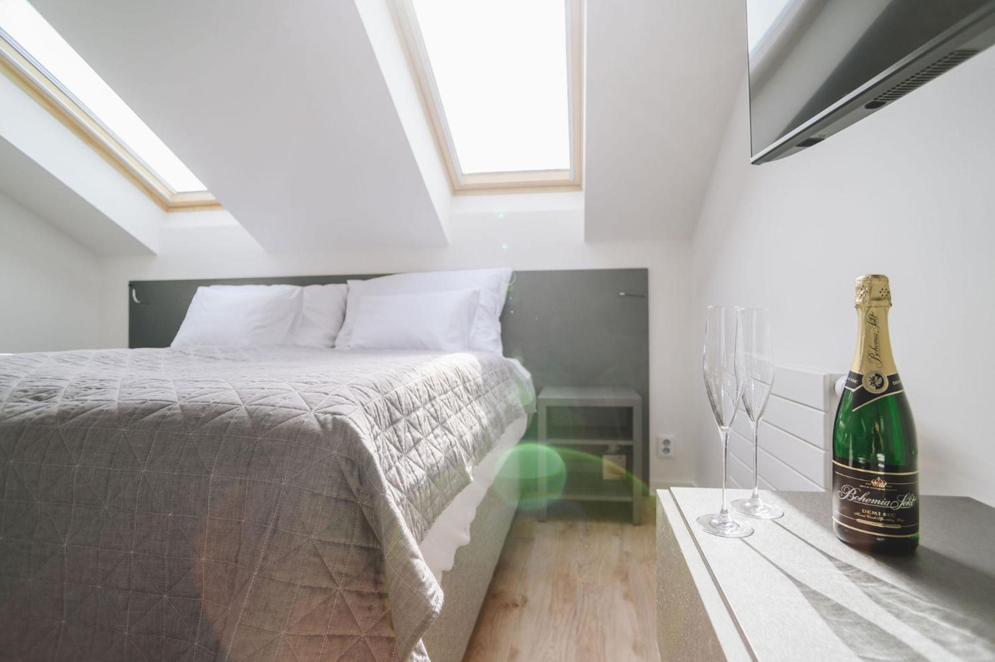 Apartment with Balcony - Photo 32