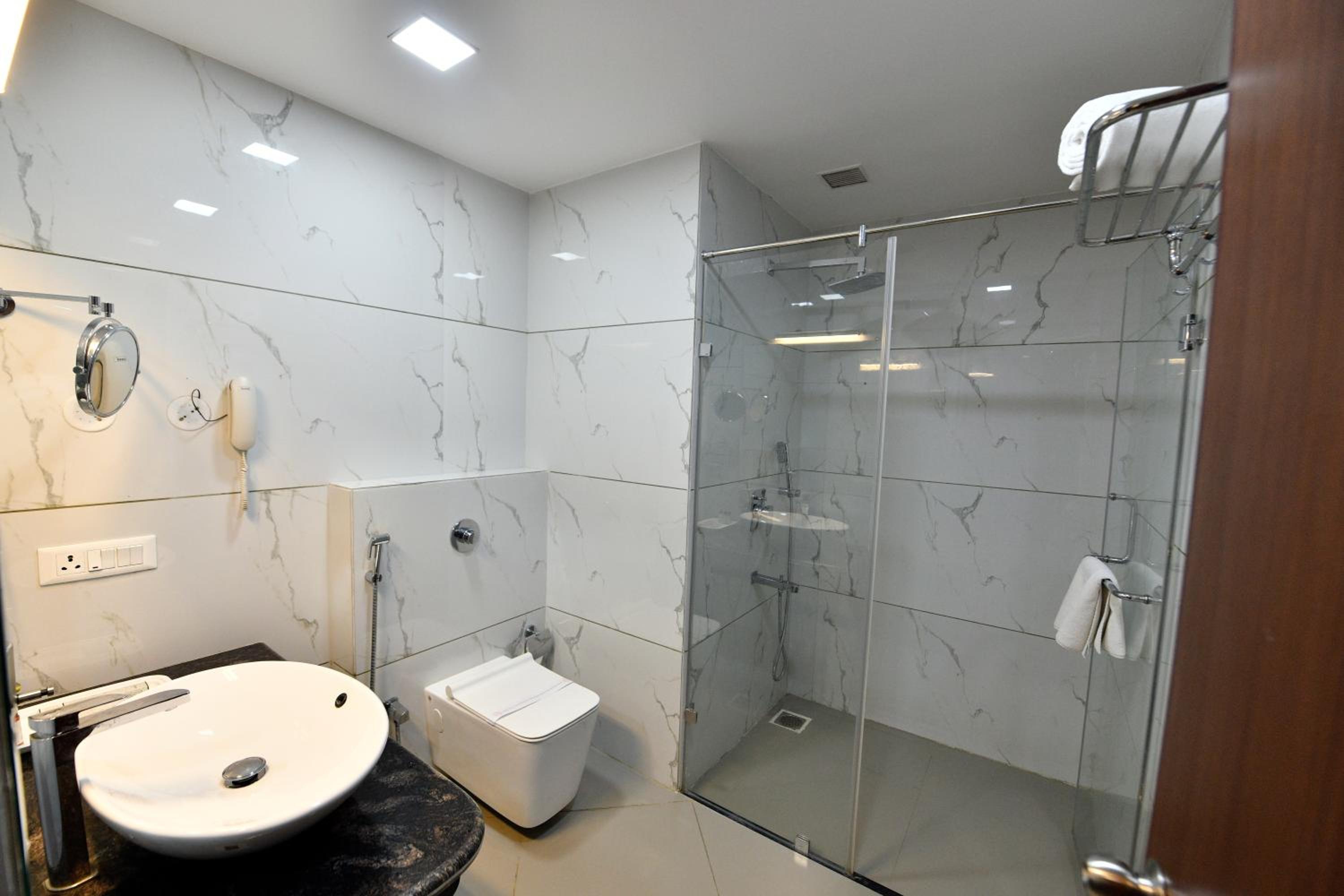 Deluxe Double Room (2 Adults + 1 Child) photo 3