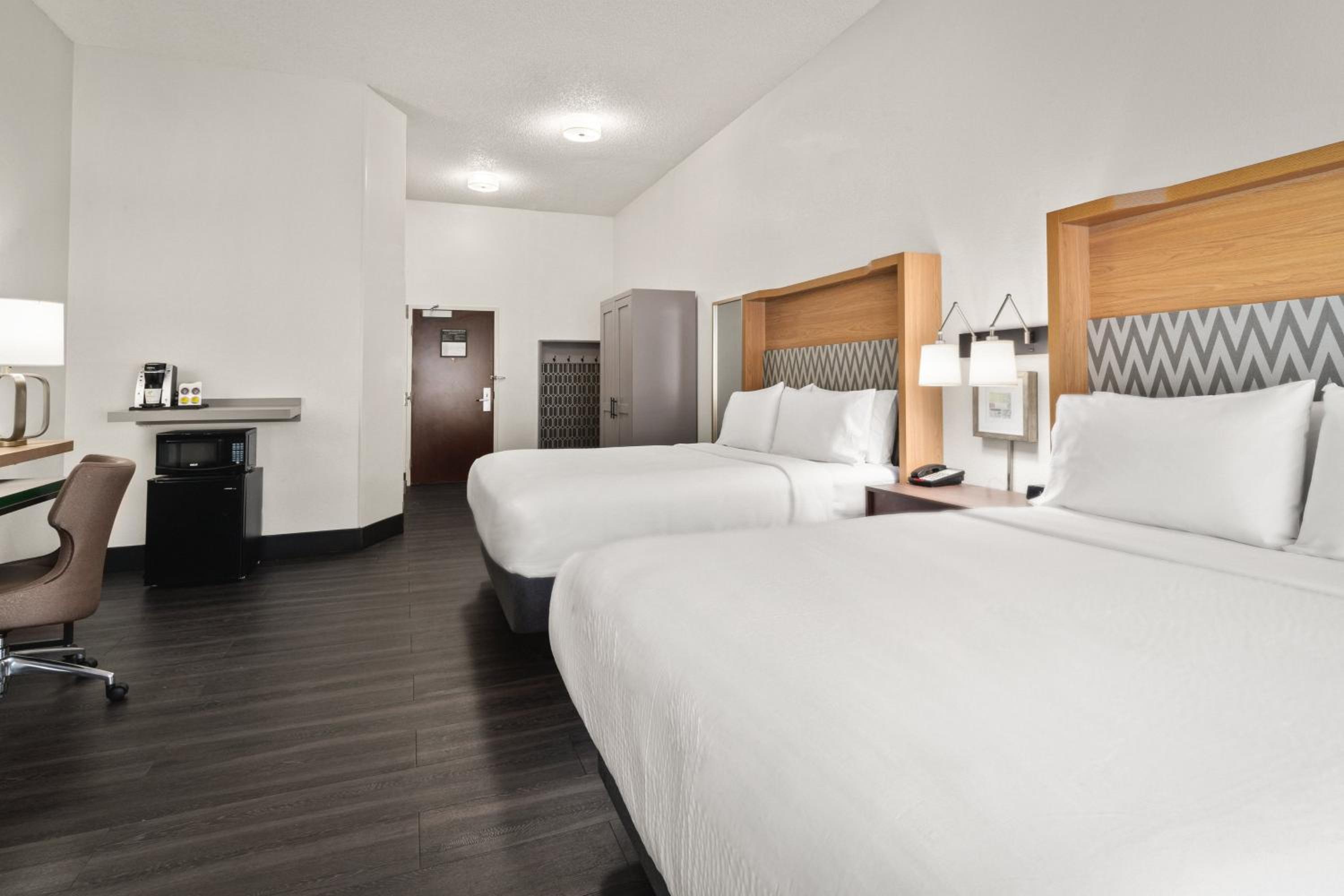 Queen Room with Two Queen Beds and Hearing Accessible Tub - Non-Smoking - Photo 1