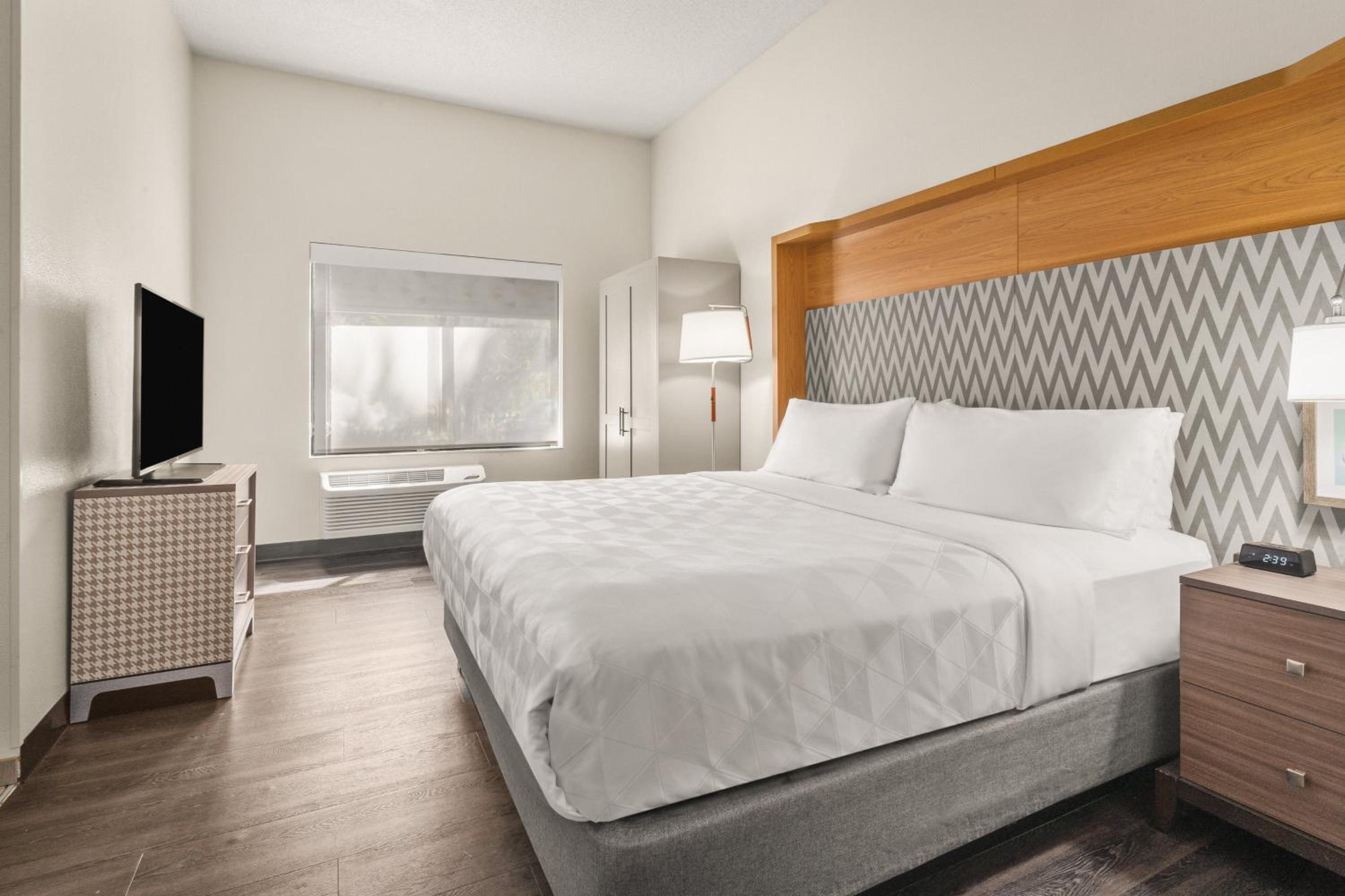 Standard King Room - Photo 5