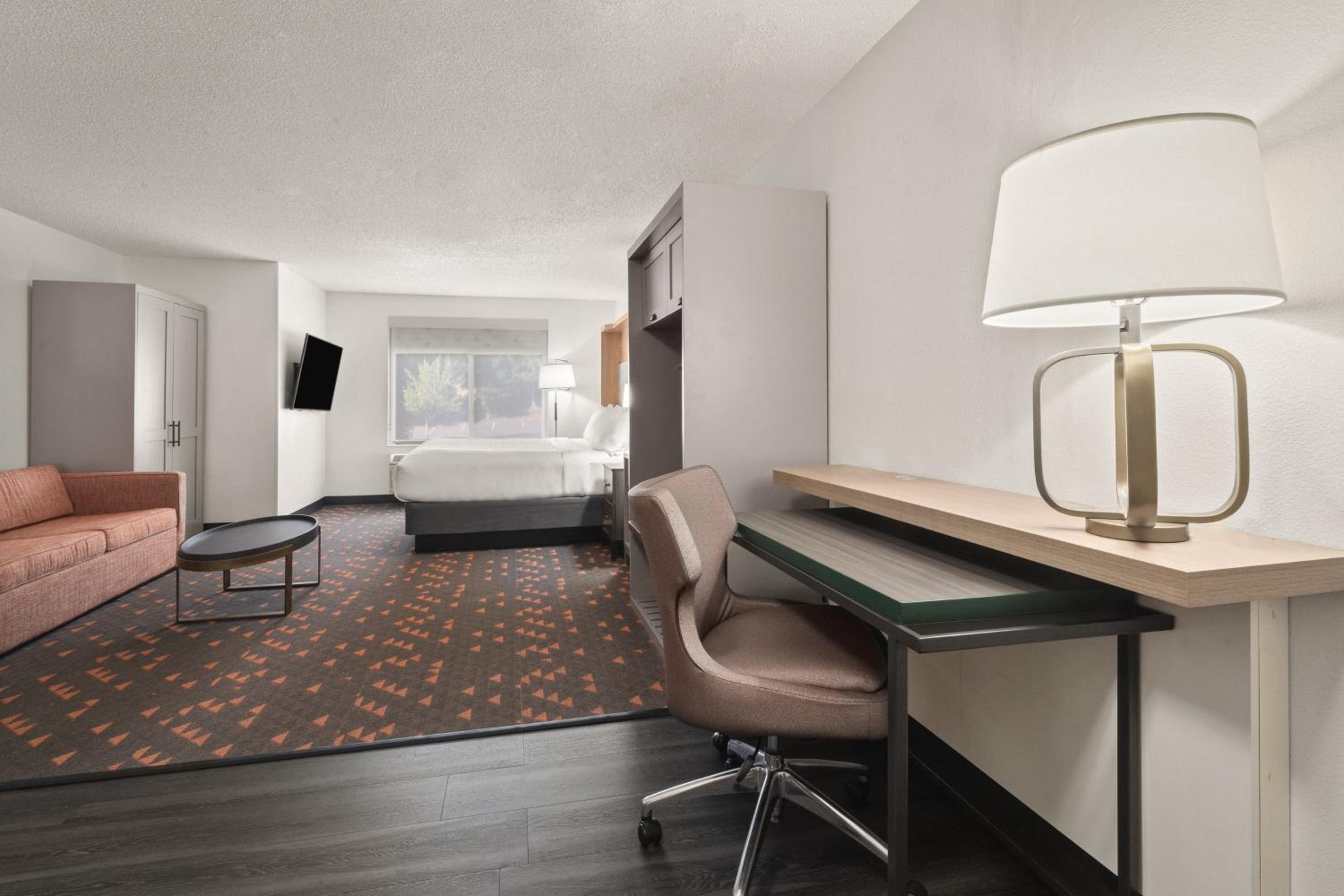 Deluxe King Room - Hearing Accessible/Non-Smoking