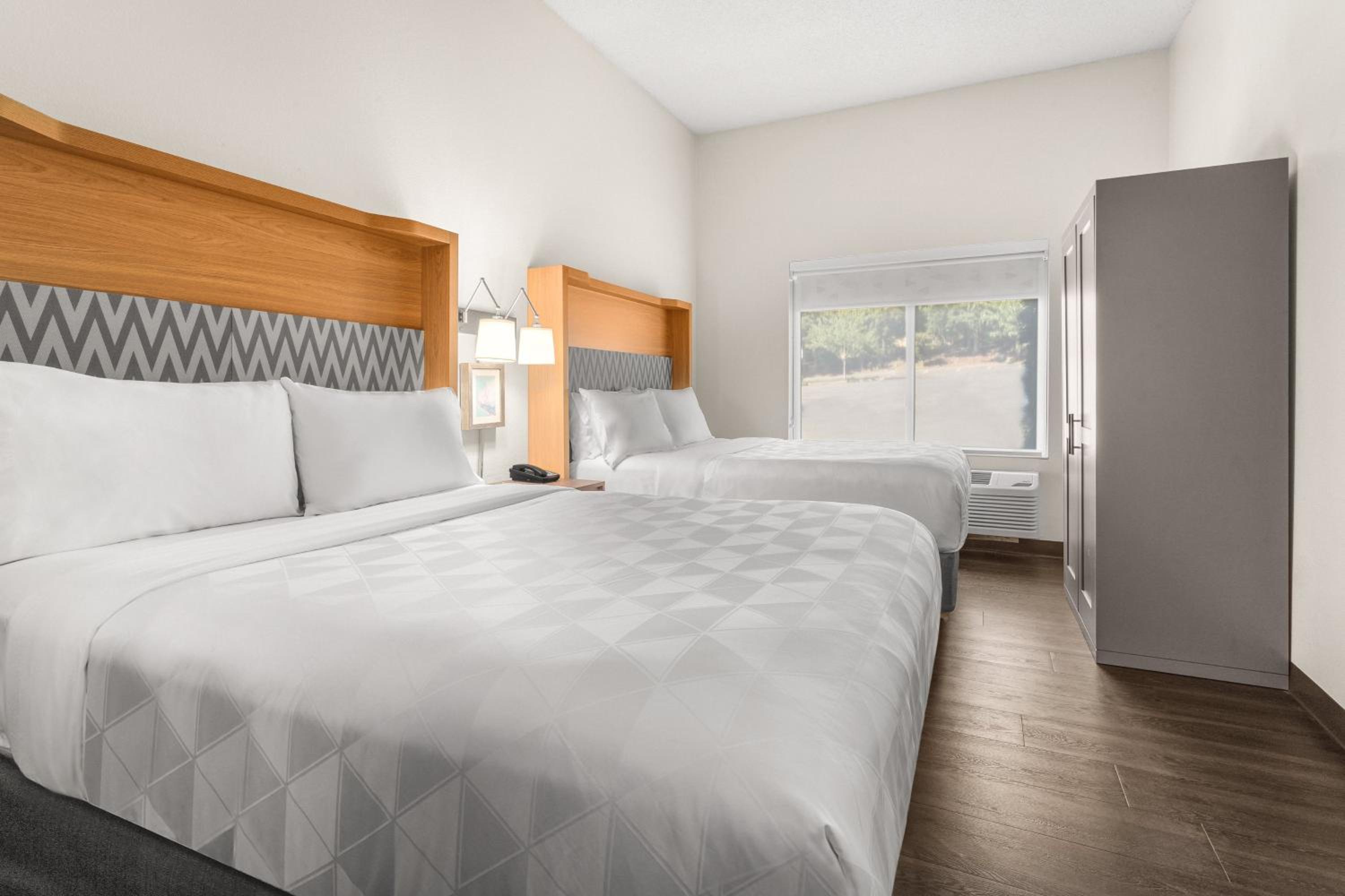 Standard Queen Room with Two Queen Beds - Photo 2