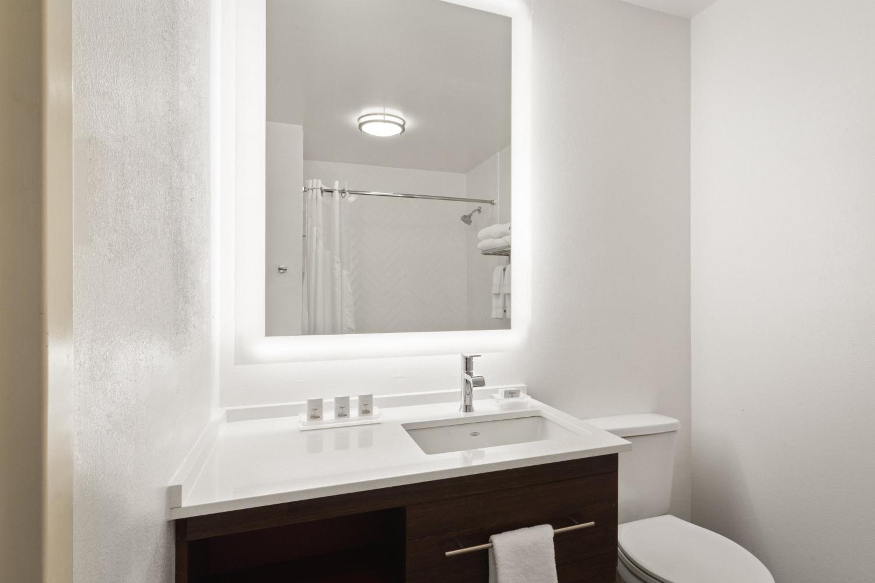 Queen Room with Two Queen Beds and Hearing Accessible Tub - Non-Smoking - Photo 4