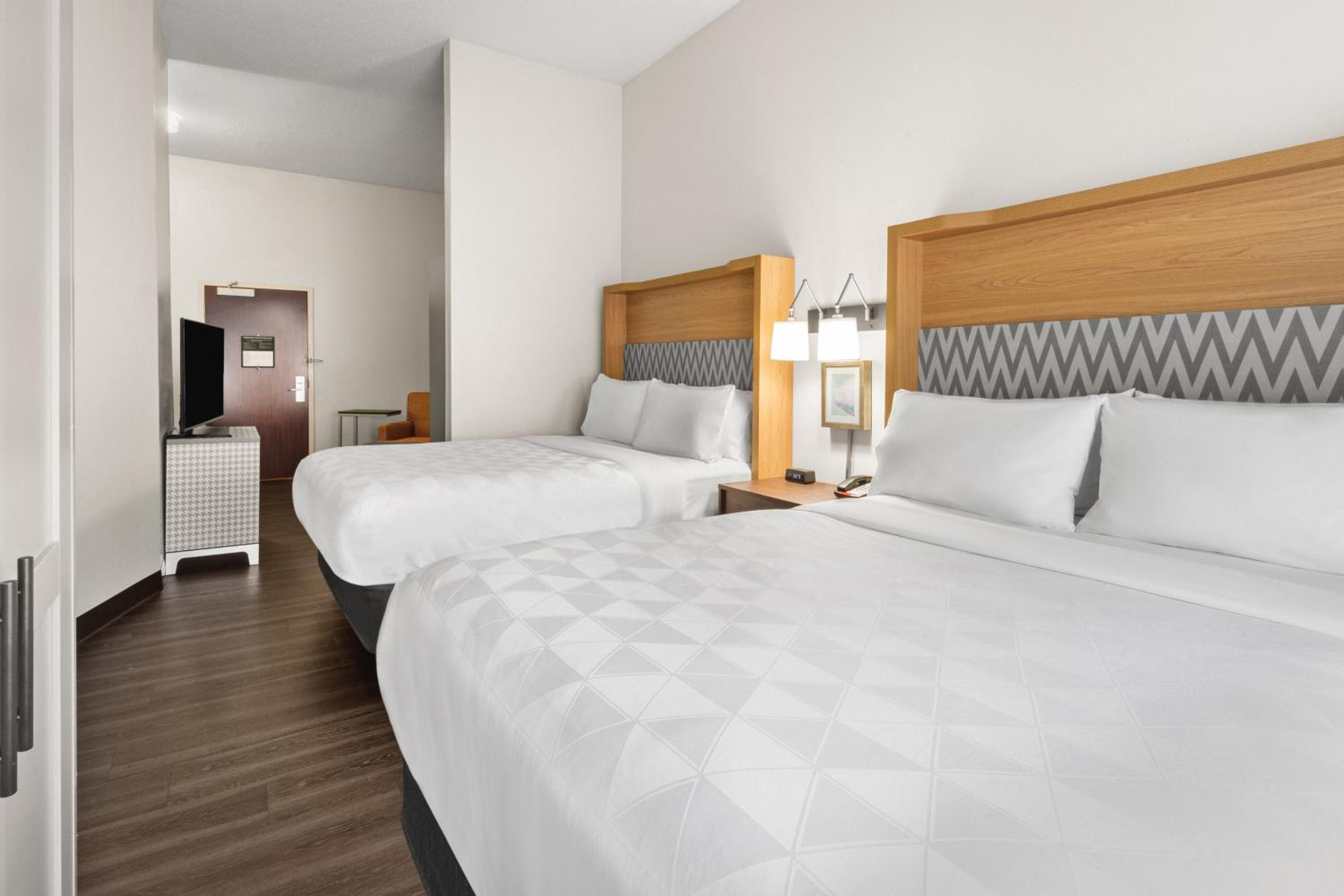 Standard Queen Room with Two Queen Beds - Photo 3