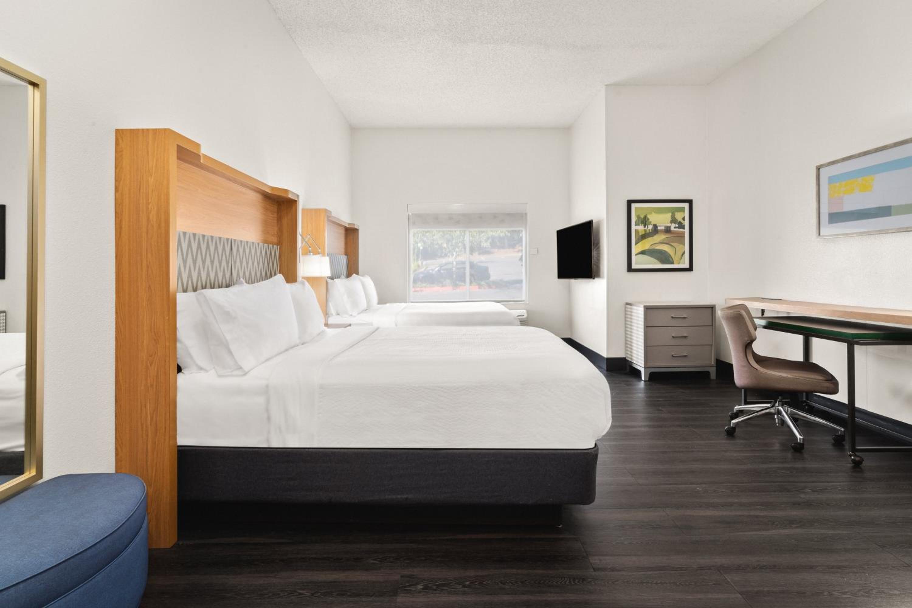 Queen Room with Two Queen Beds and Hearing Accessible Tub - Non-Smoking - Photo 2