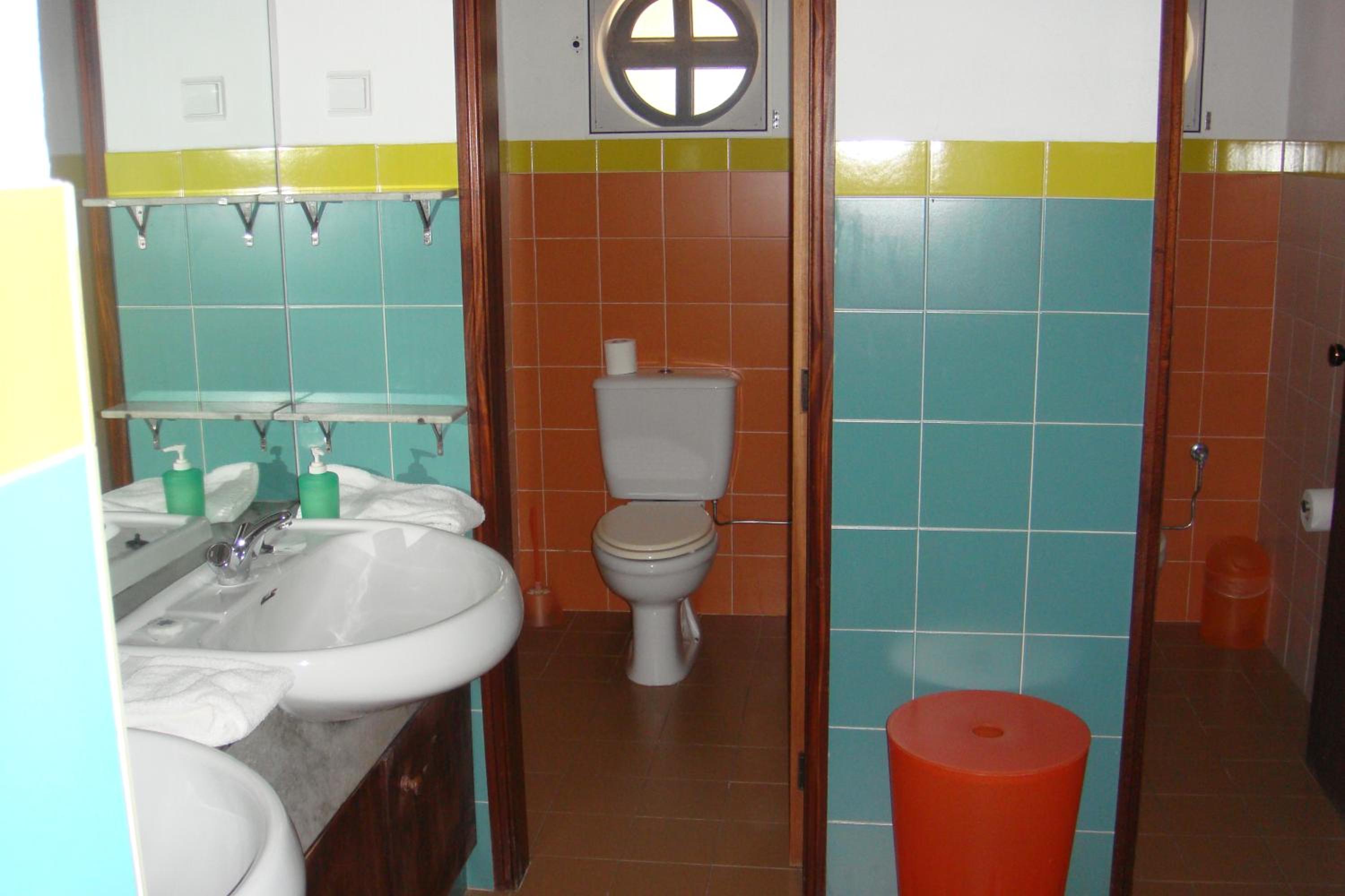 6-Bed Mixed Dormitory Room photo 1