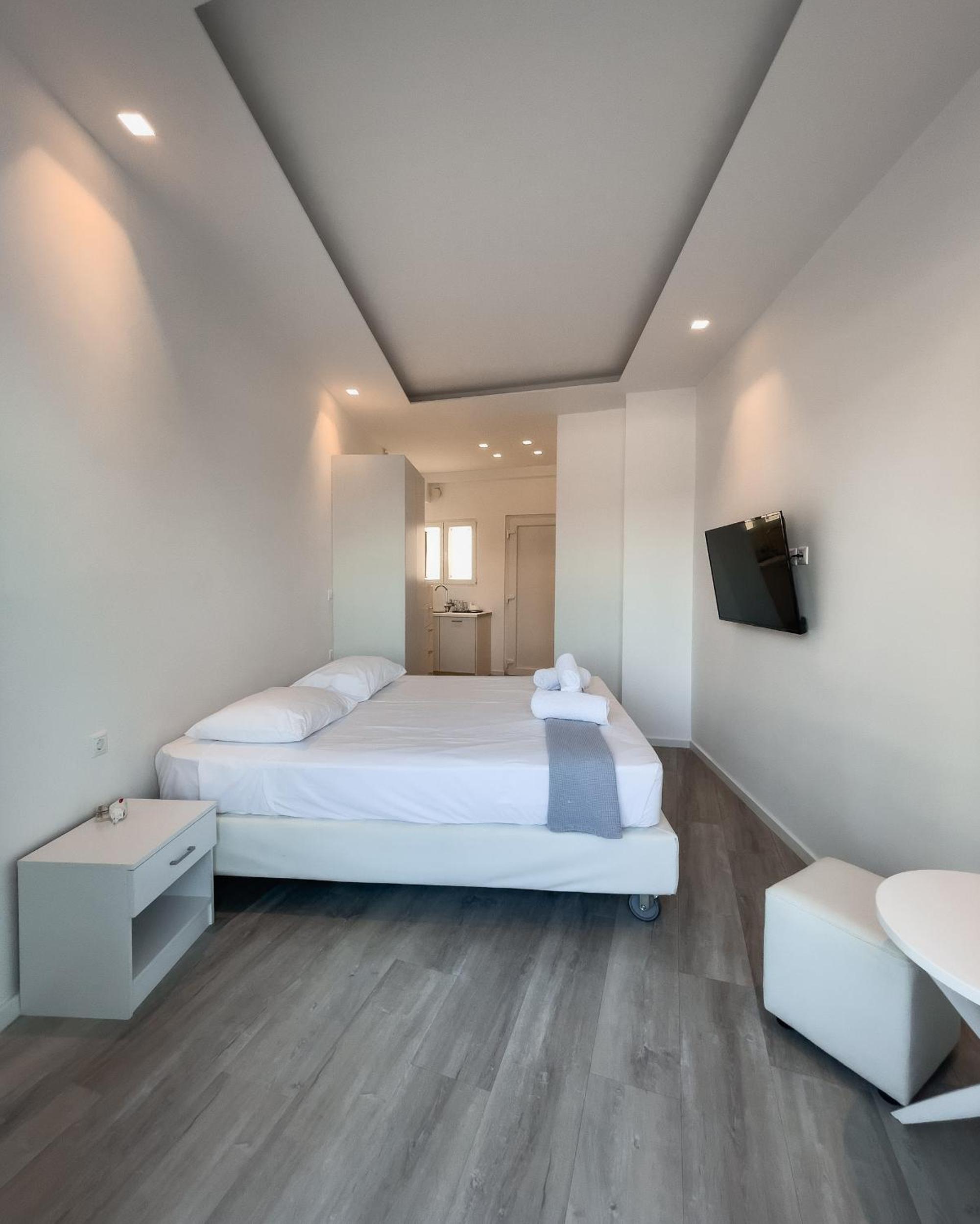 Deluxe Double Room with Side Sea View photo 2