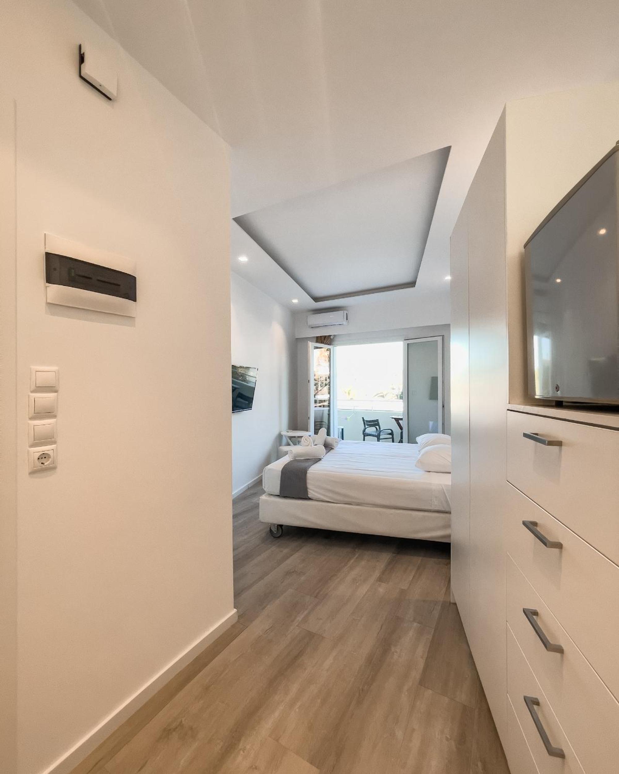 Deluxe Double Room with Side Sea View photo 1