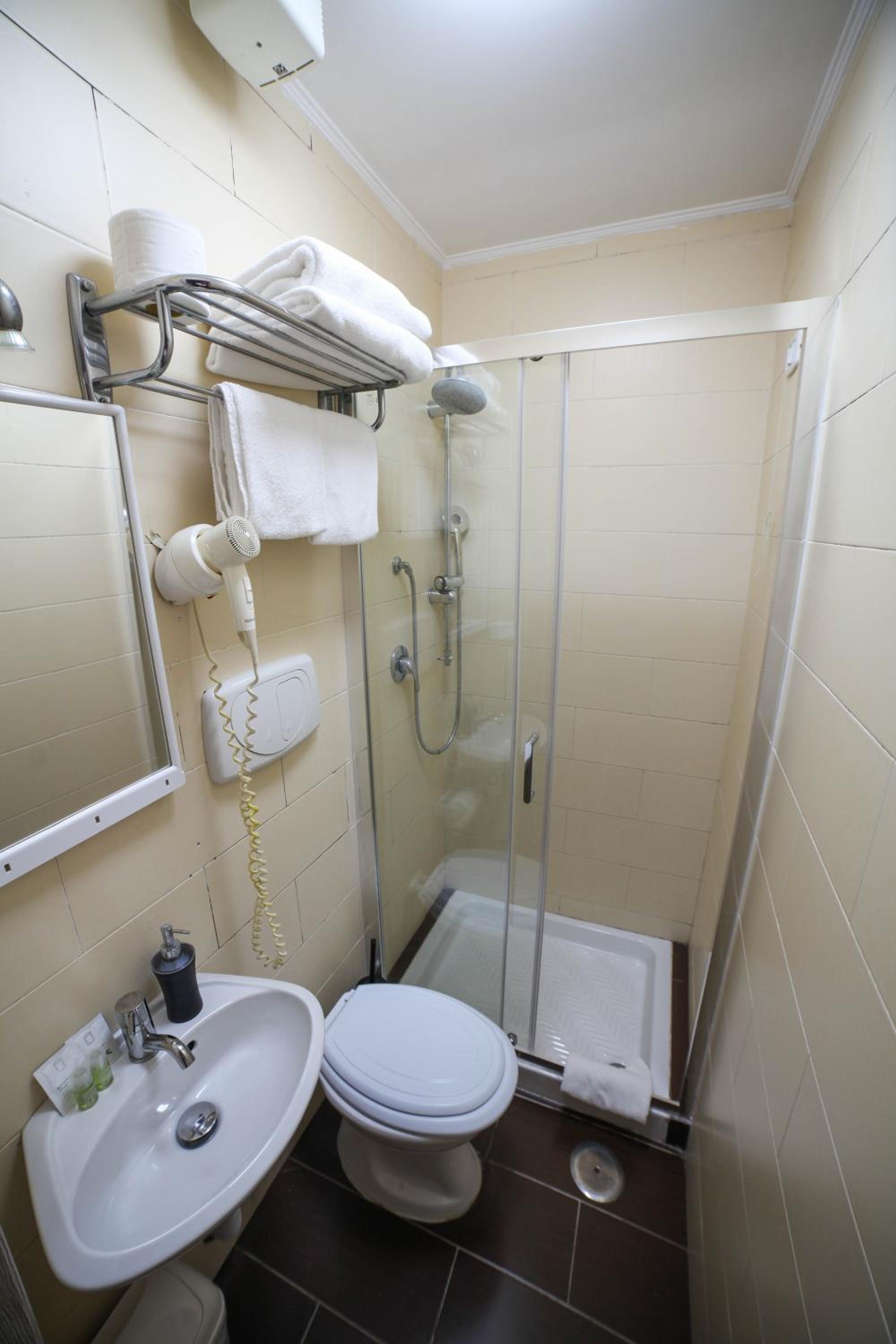 Quadruple Room with Private Bathroom photo 2