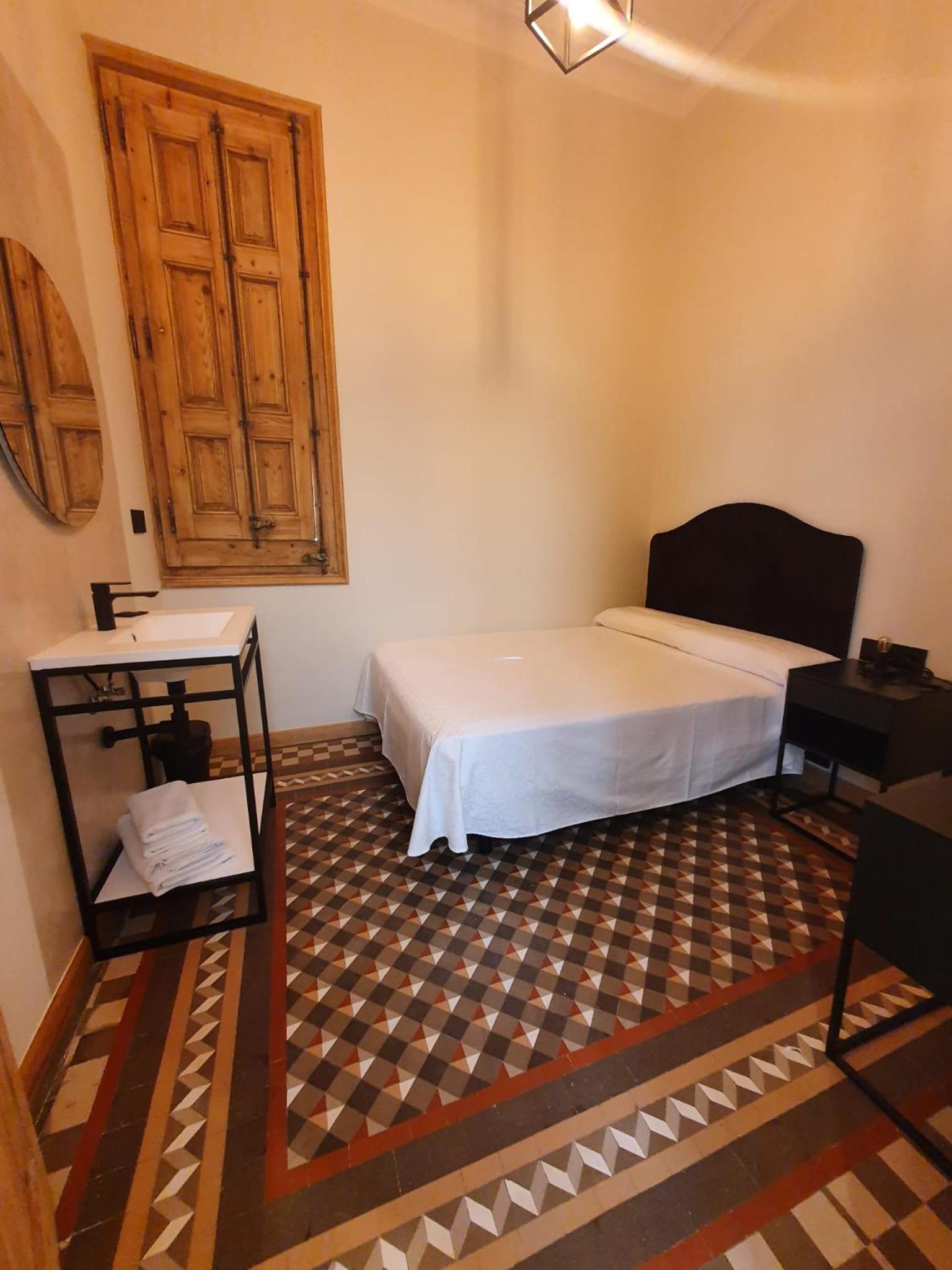 Standard Single Room with Shared Bathroom photo 2