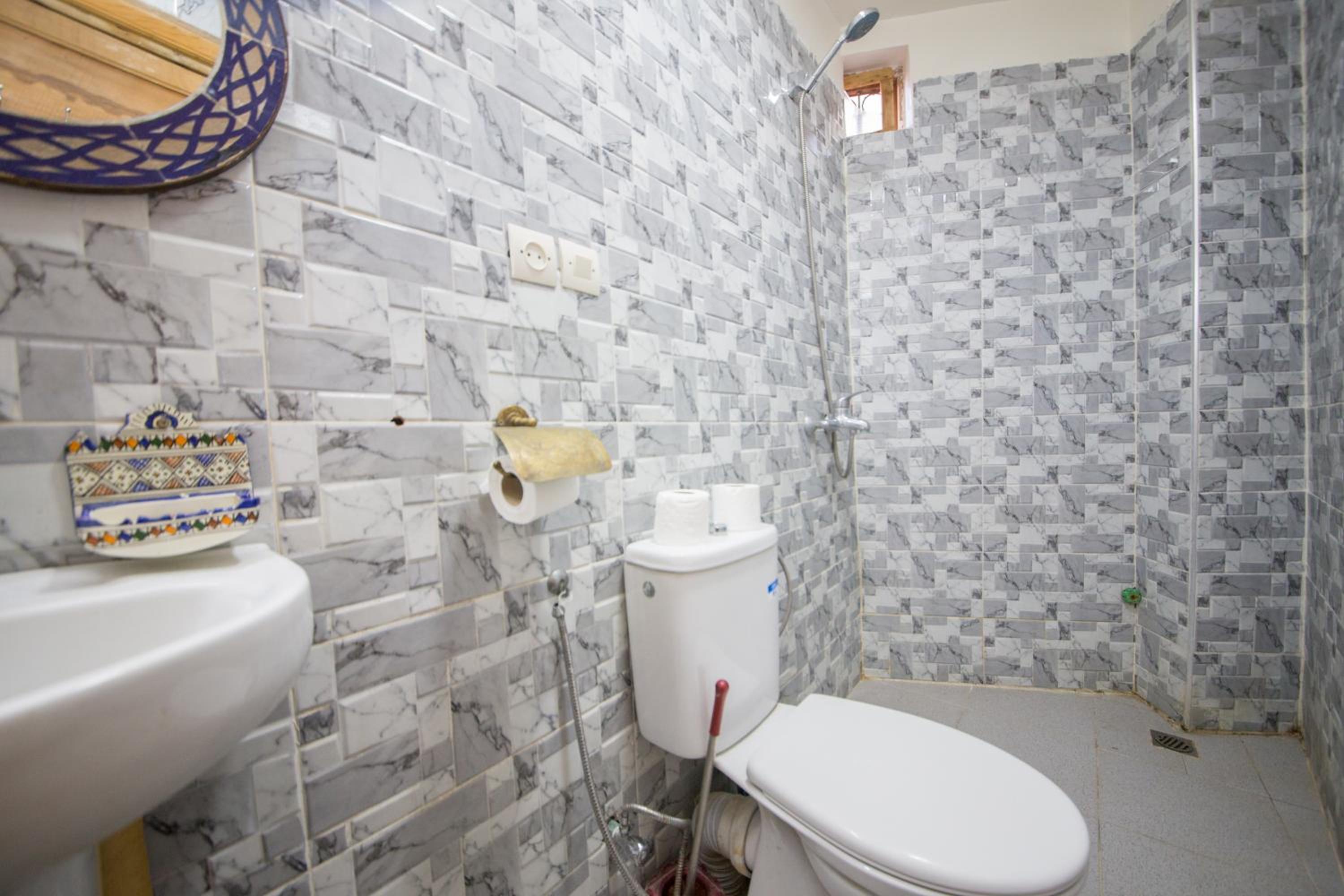 Double Room with Private Bathroom - Photo 6