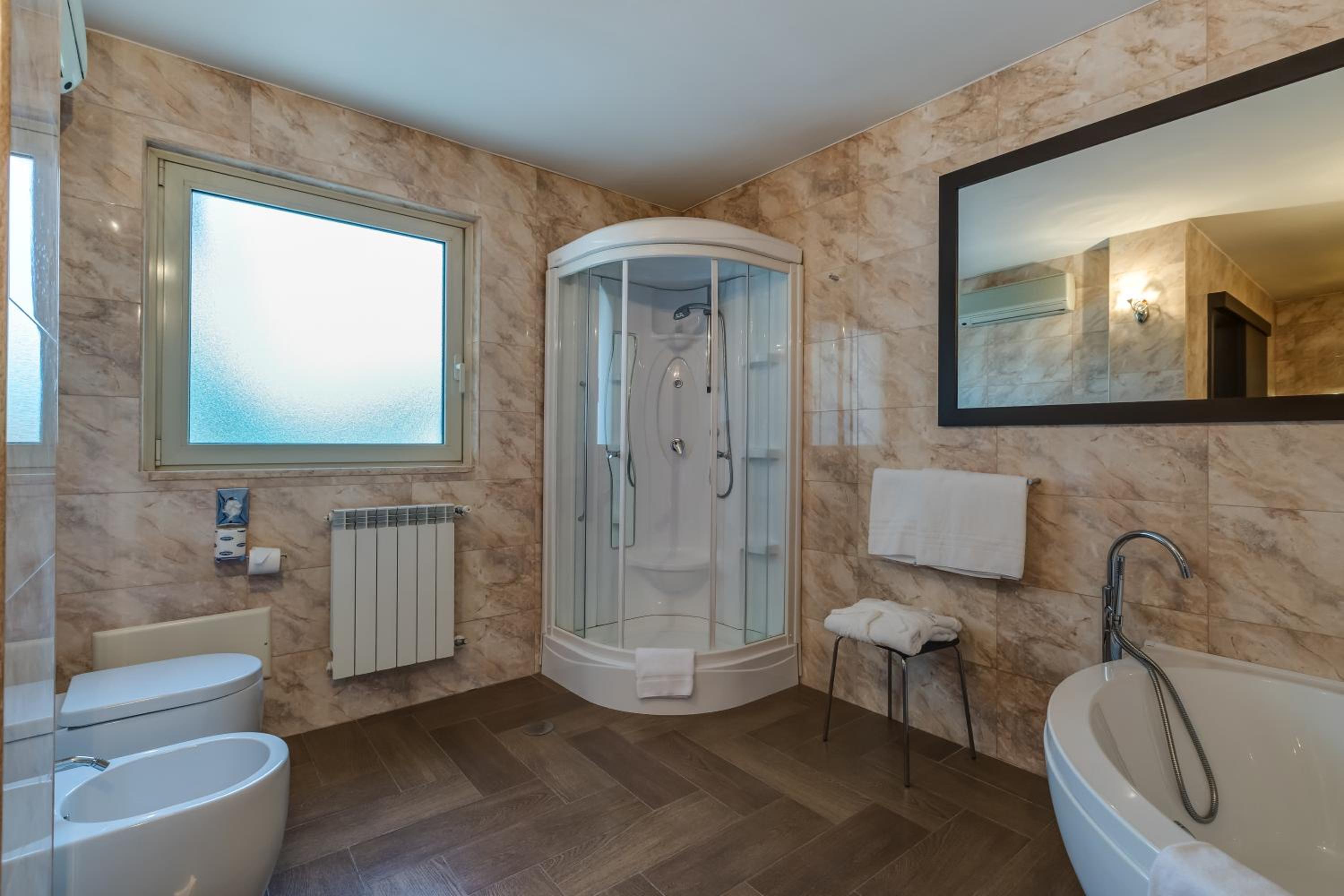 King Suite with Hot Tub and Walk-In Closet - Photo 8