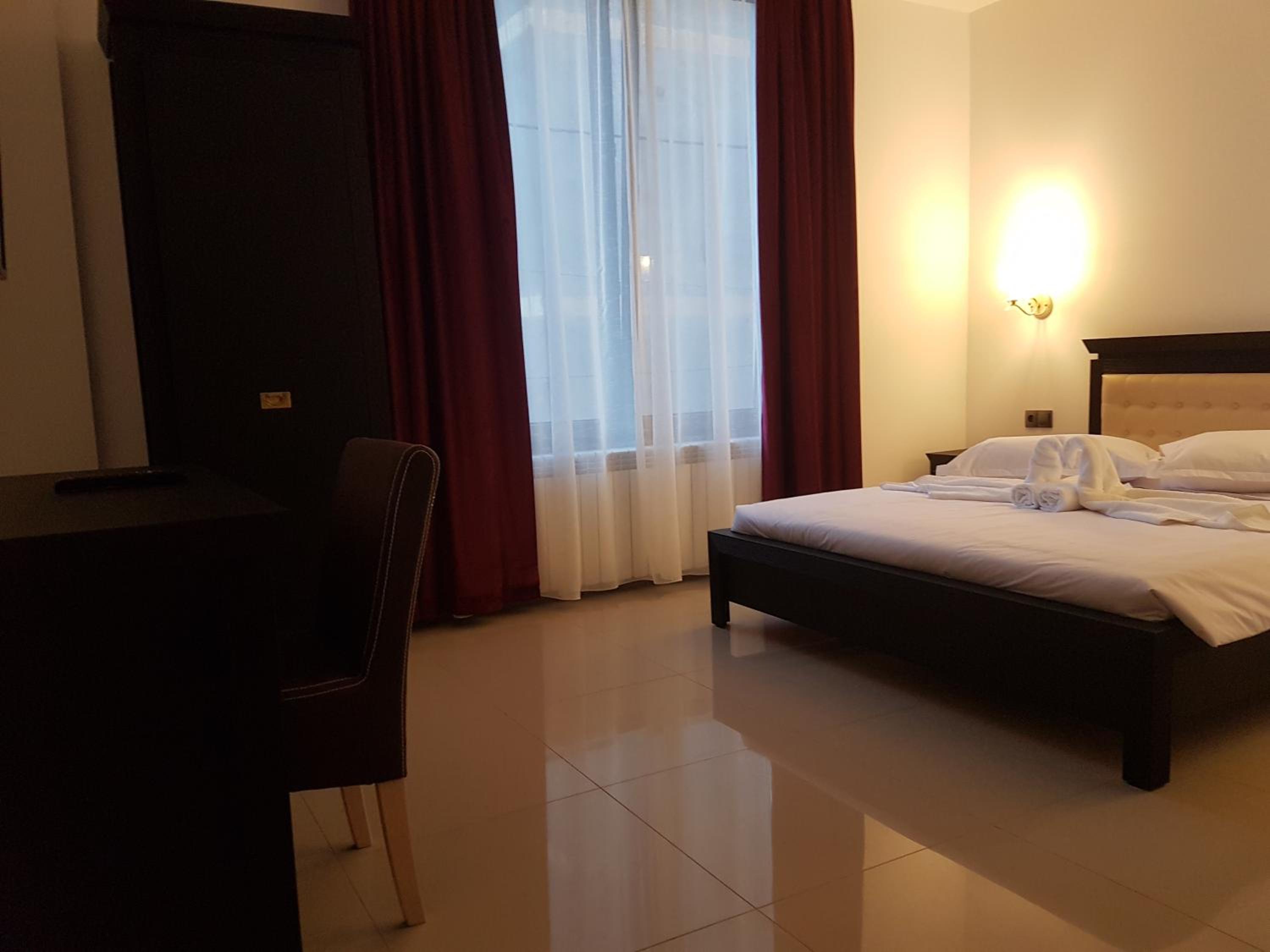 Double Room with Private Bathroom - Photo 4