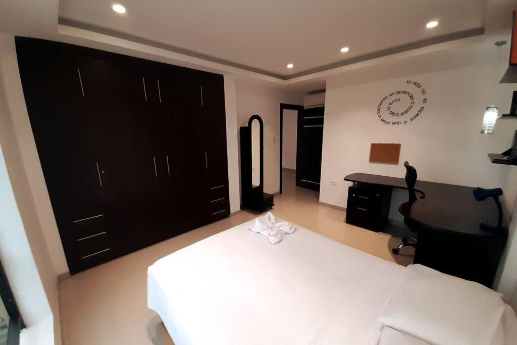 Five-Bedroom House photo 1