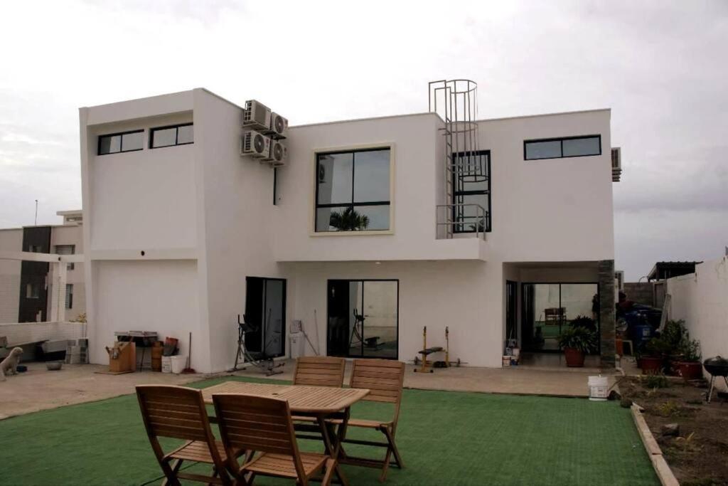 Five-Bedroom House photo 2