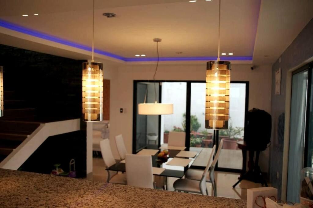 Five-Bedroom House photo 3