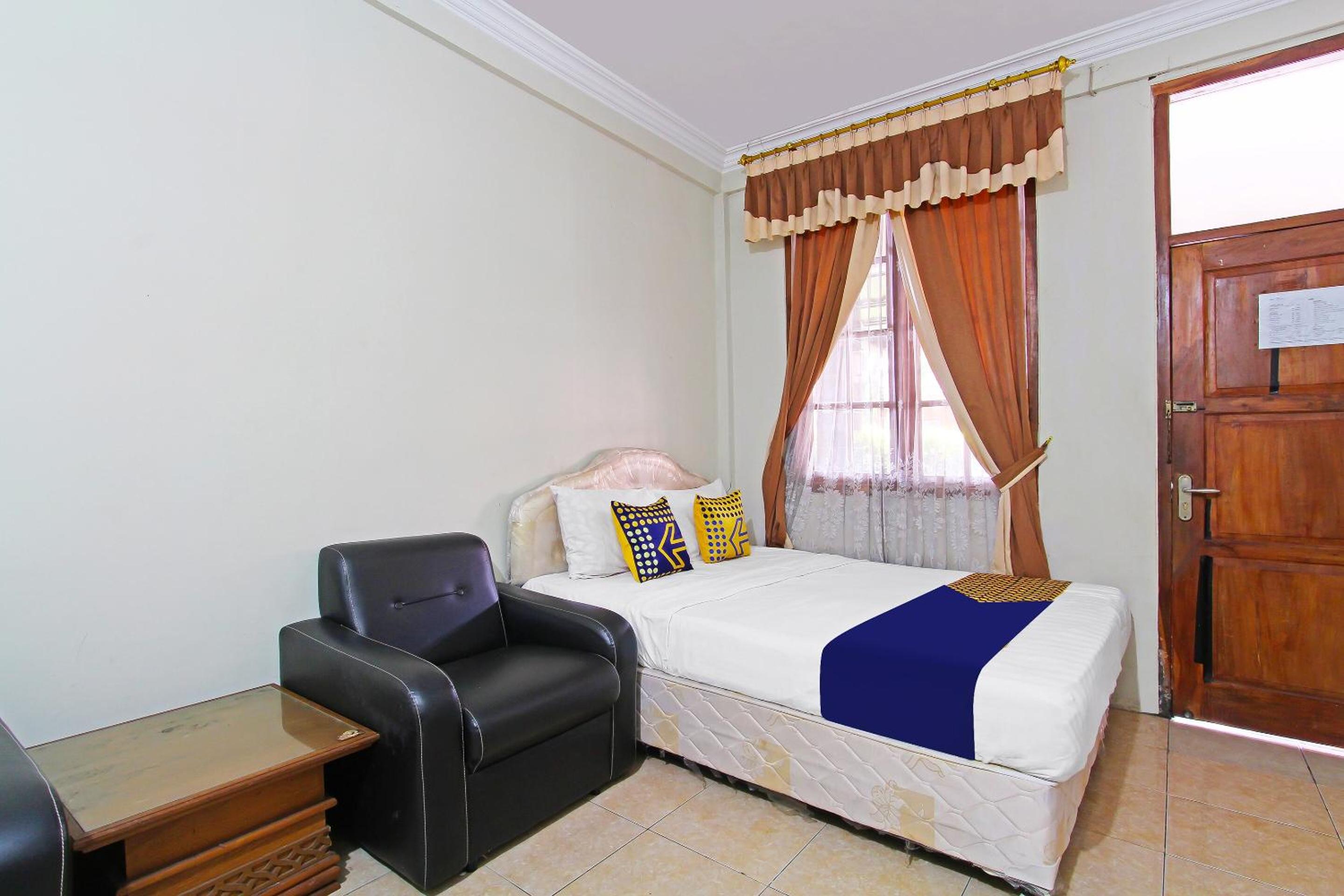 Economy Triple Room photo 1