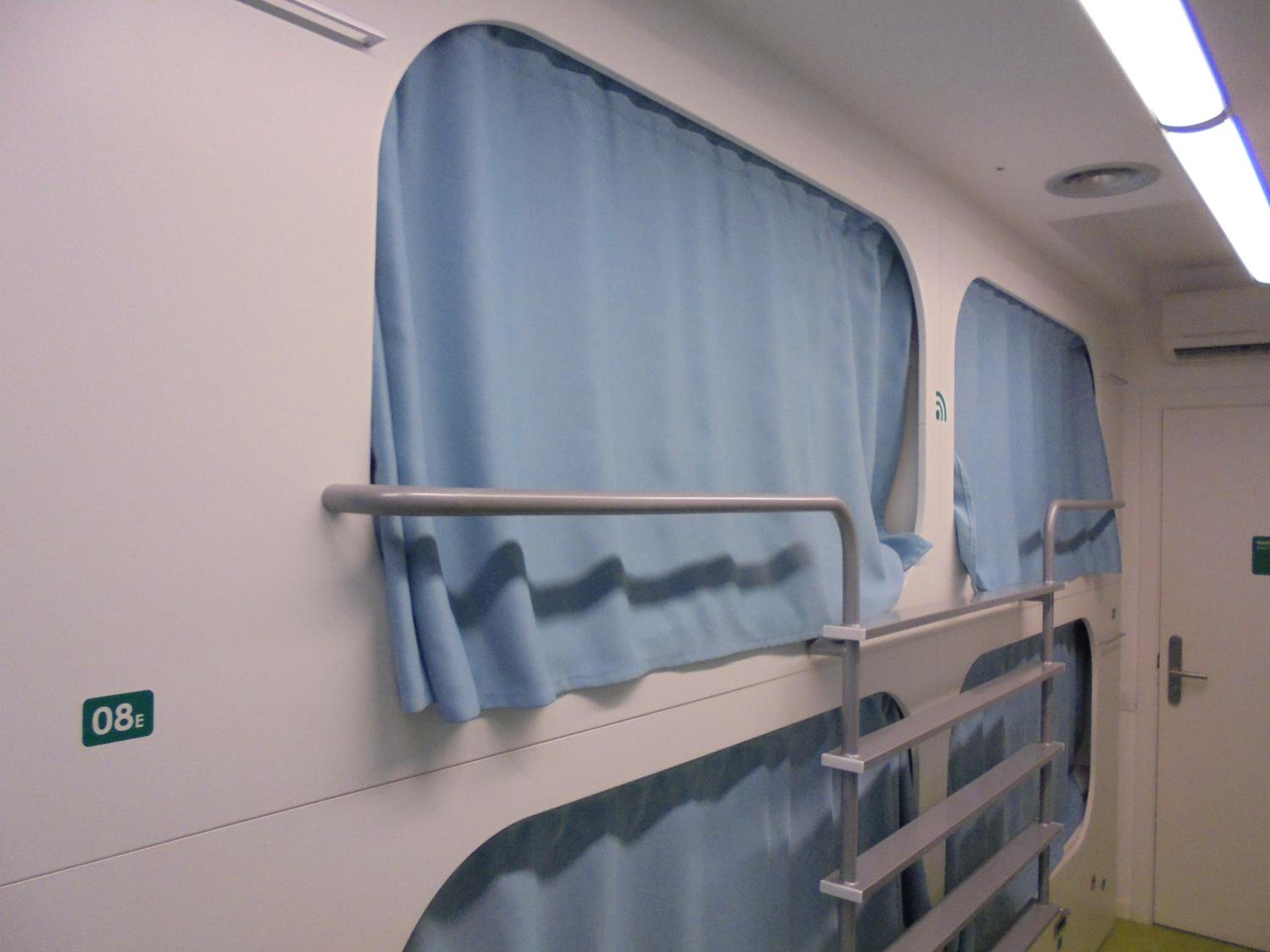 Cama en Habitación Compartida Femenina de 8 Camas