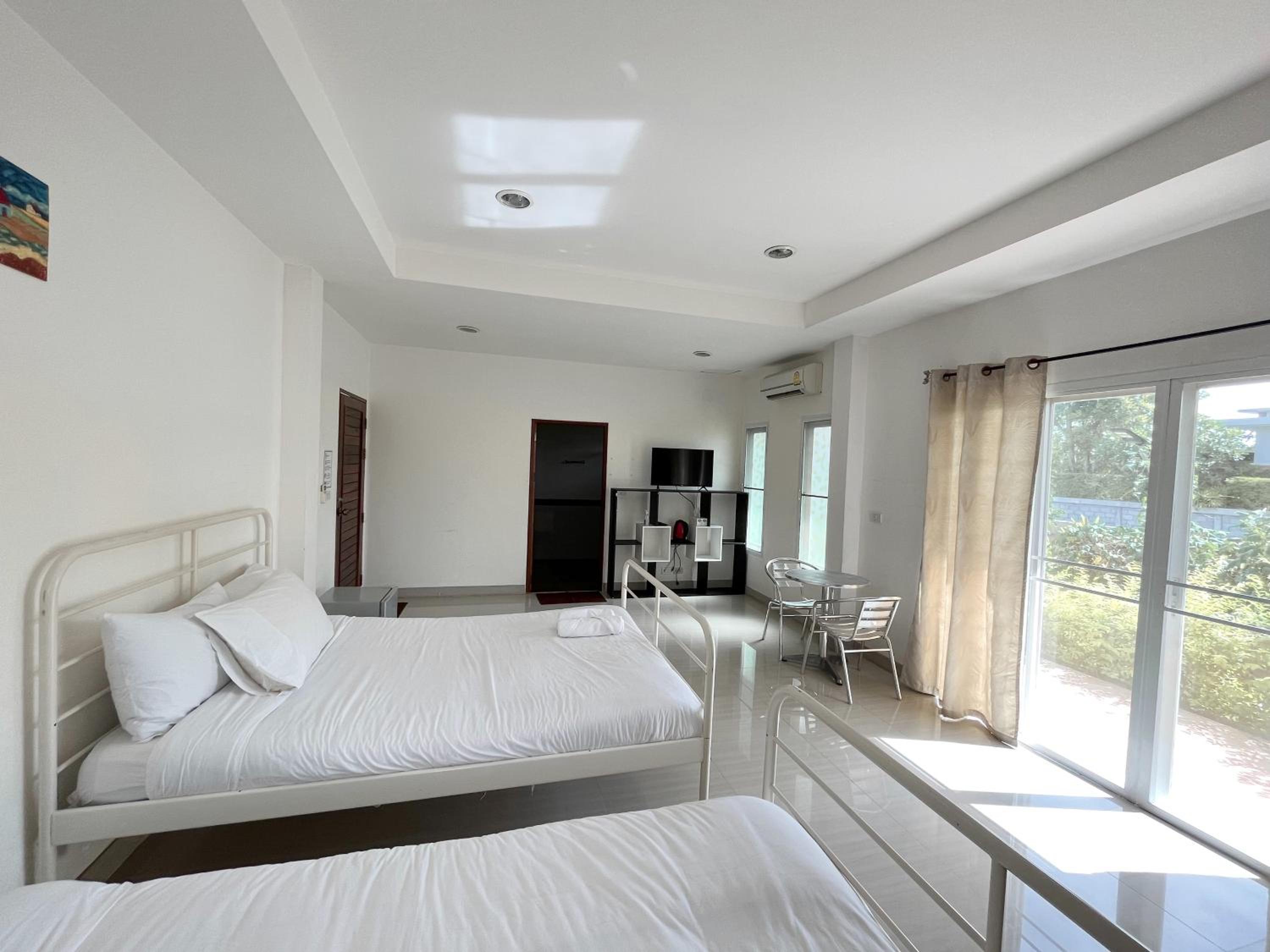 Double Room with Pool View - Photo 4