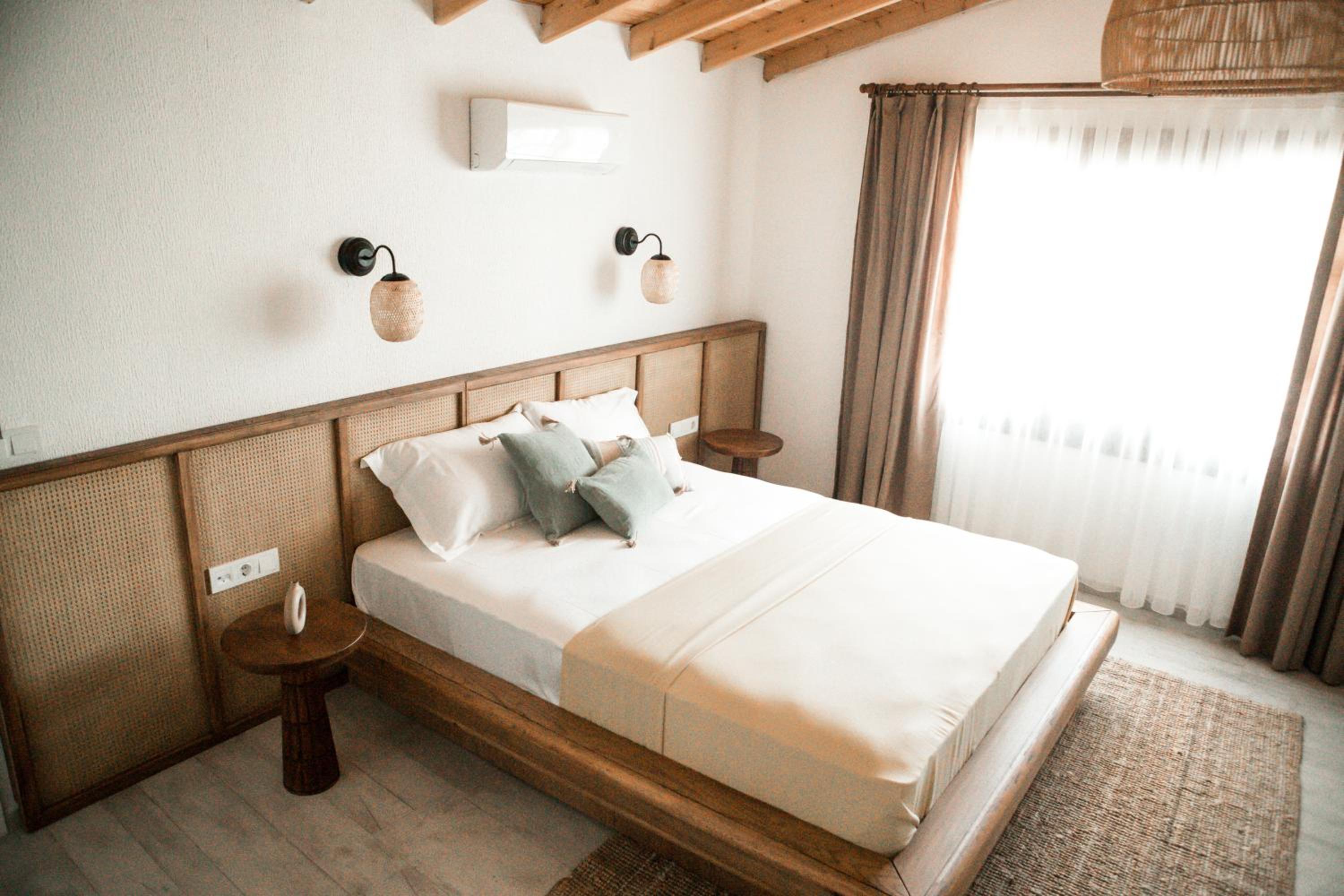 Deluxe Room - Photo 14