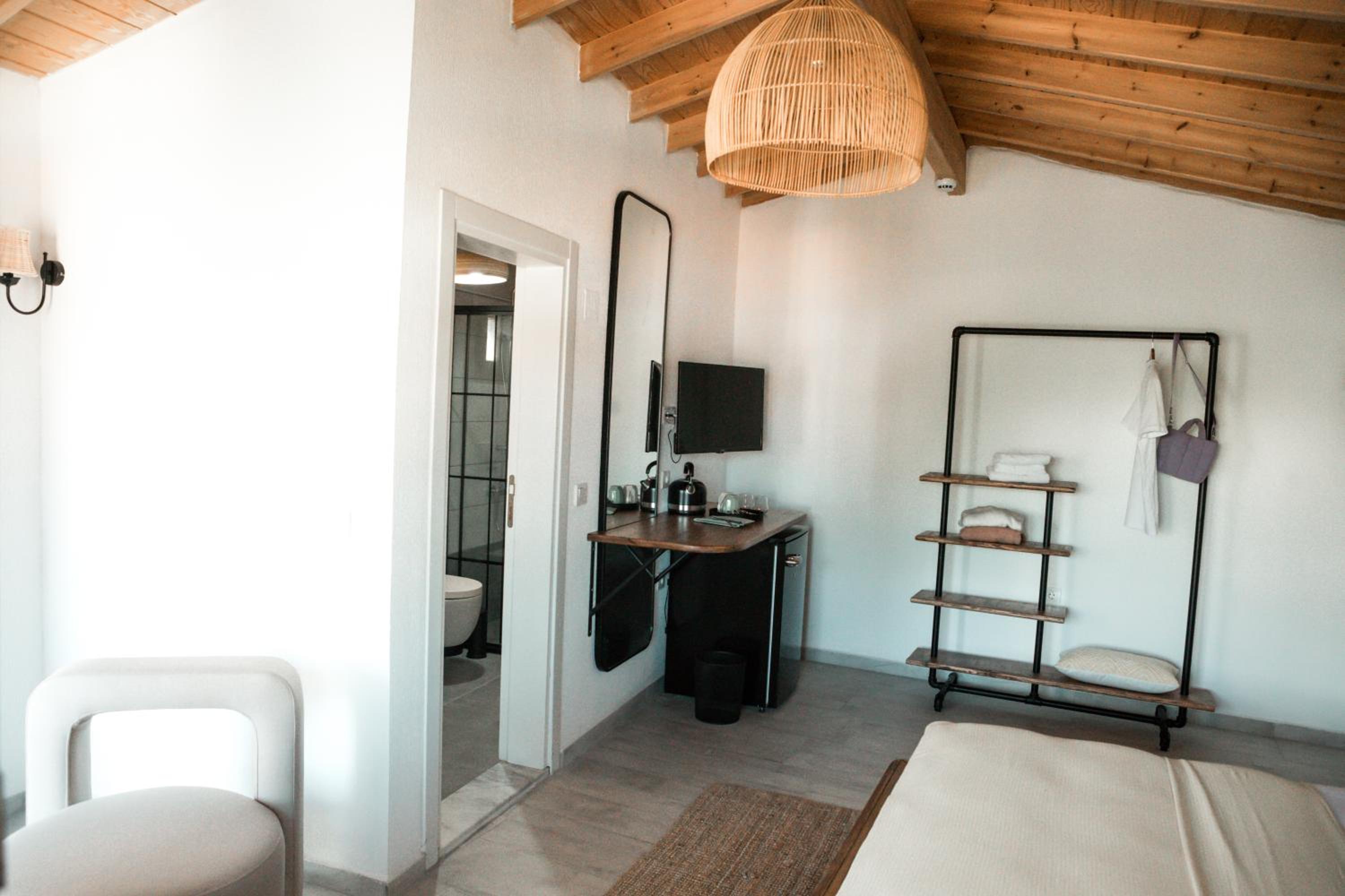 Deluxe Room - Photo 13