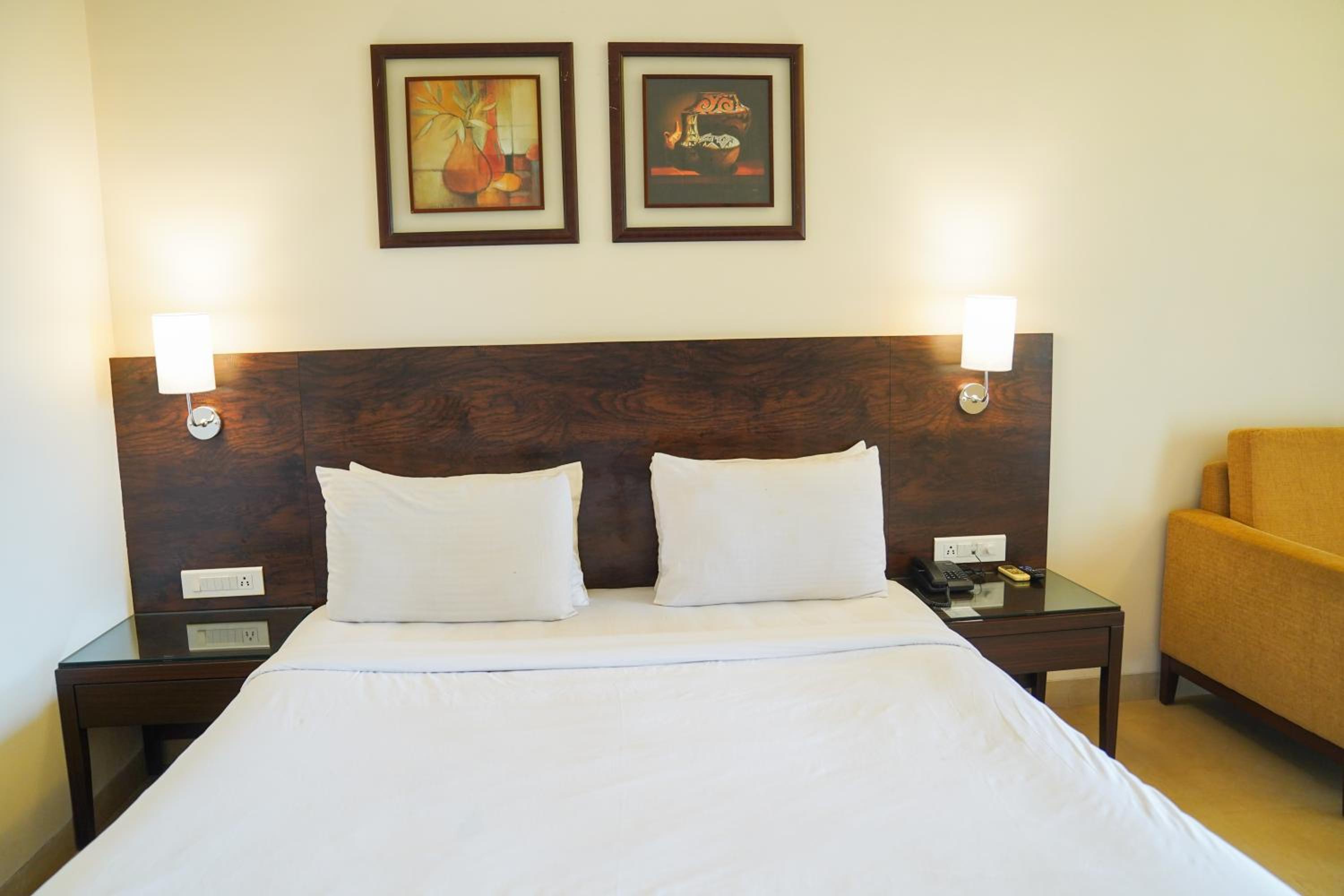 Deluxe Double Room with Balcony photo 3