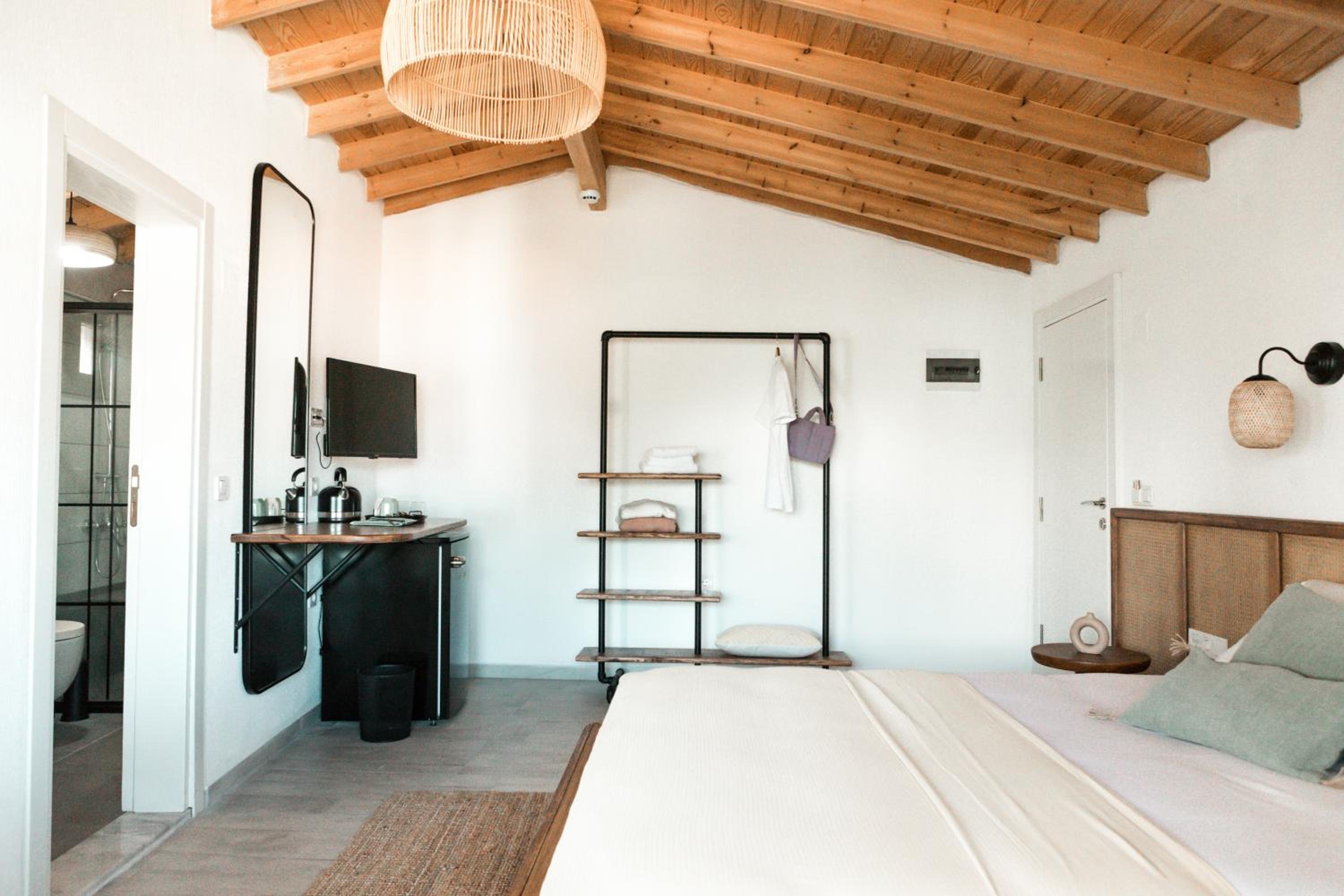 Deluxe Room - Photo 16