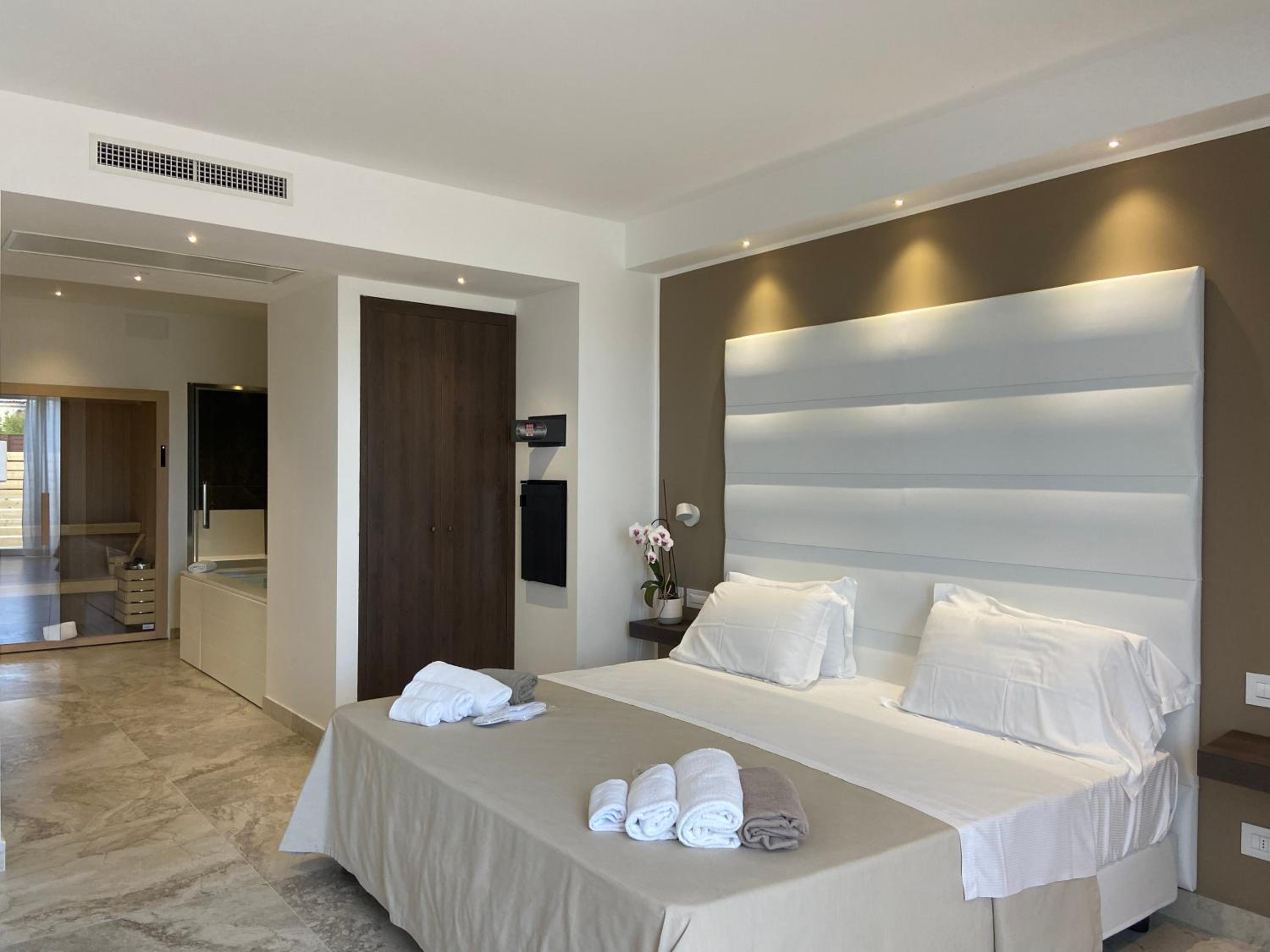Queen Room with Spa Bath