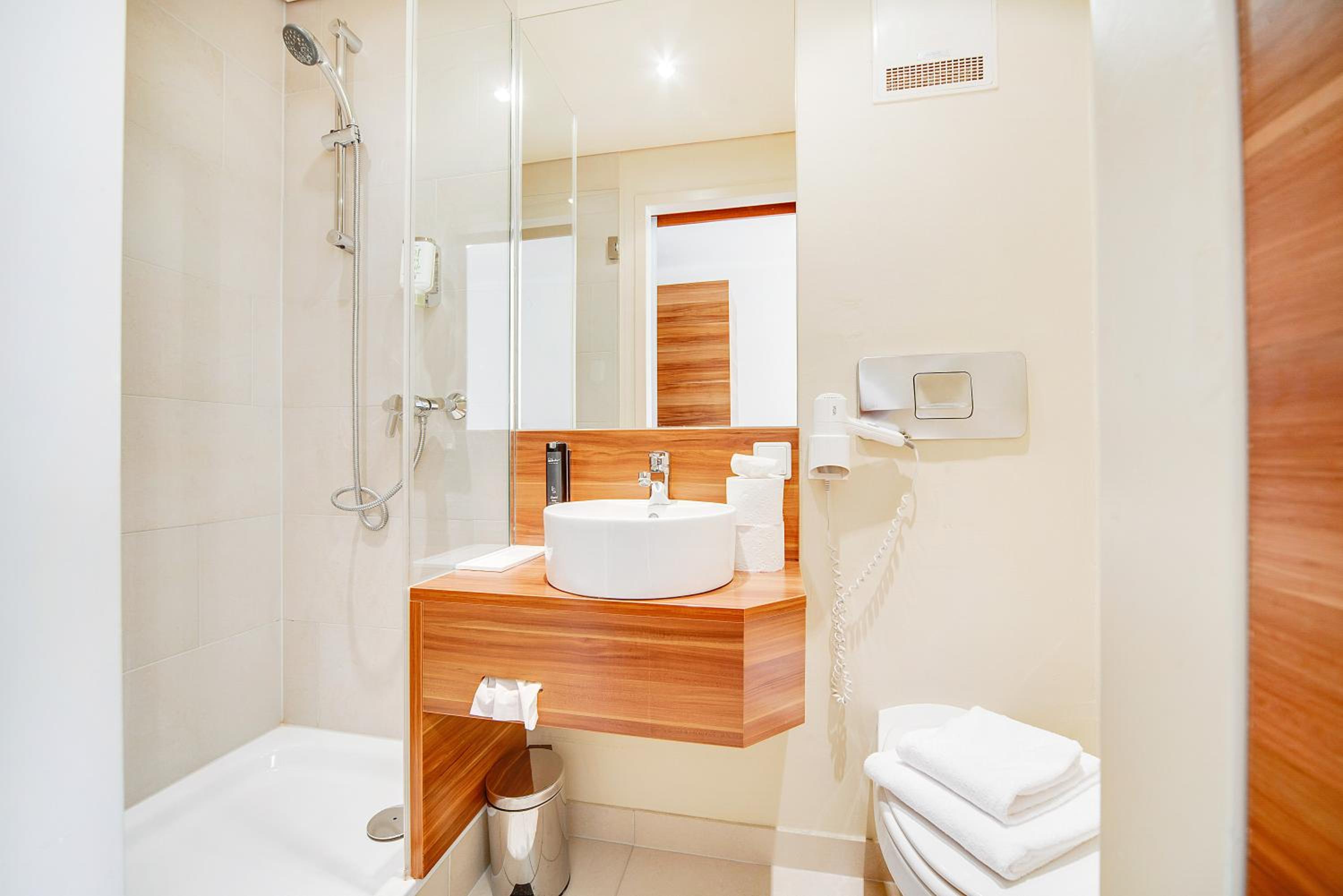 Superior Double Room thumbnail 6