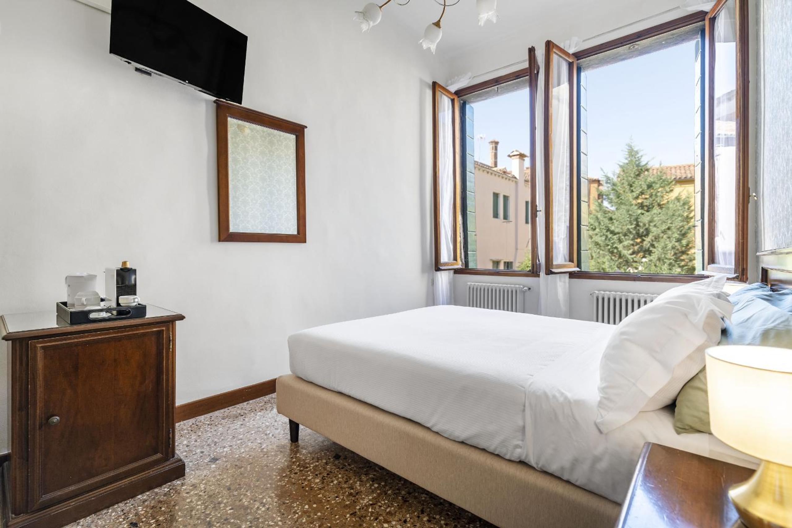 Double Room with Private External Bathroom photo 2