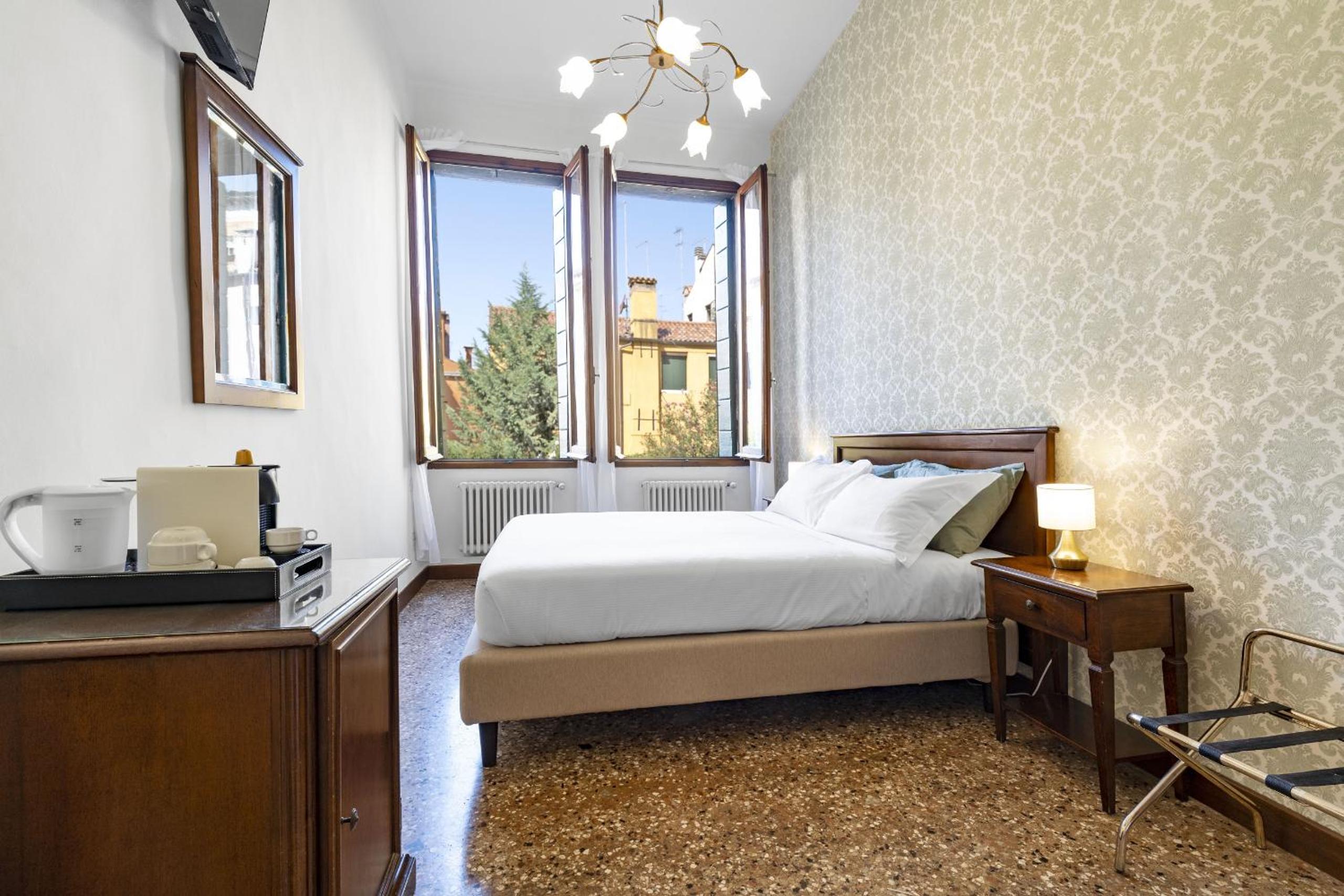 Double Room with Private External Bathroom photo 1