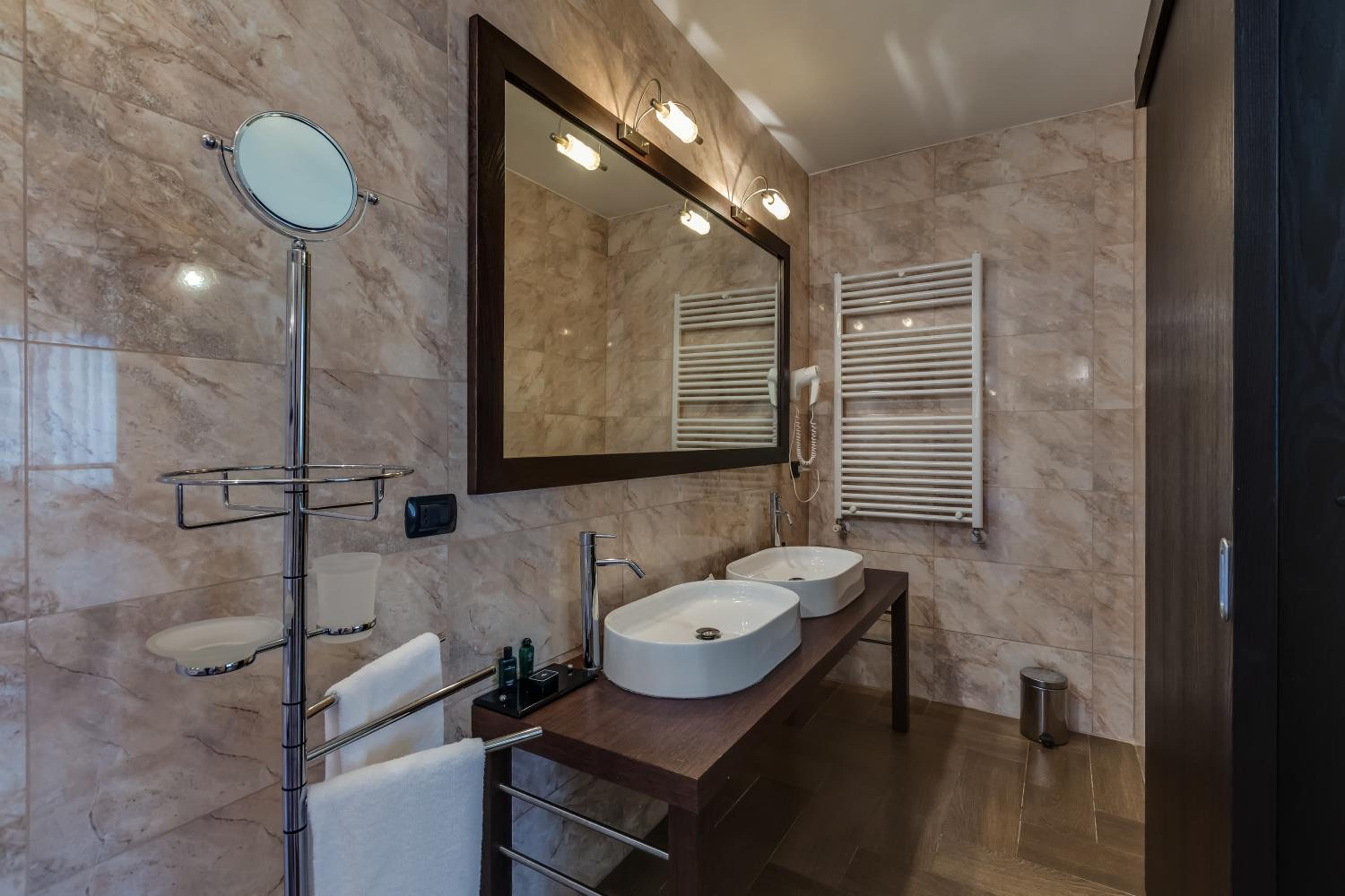 King Suite with Hot Tub and Walk-In Closet - Photo 7